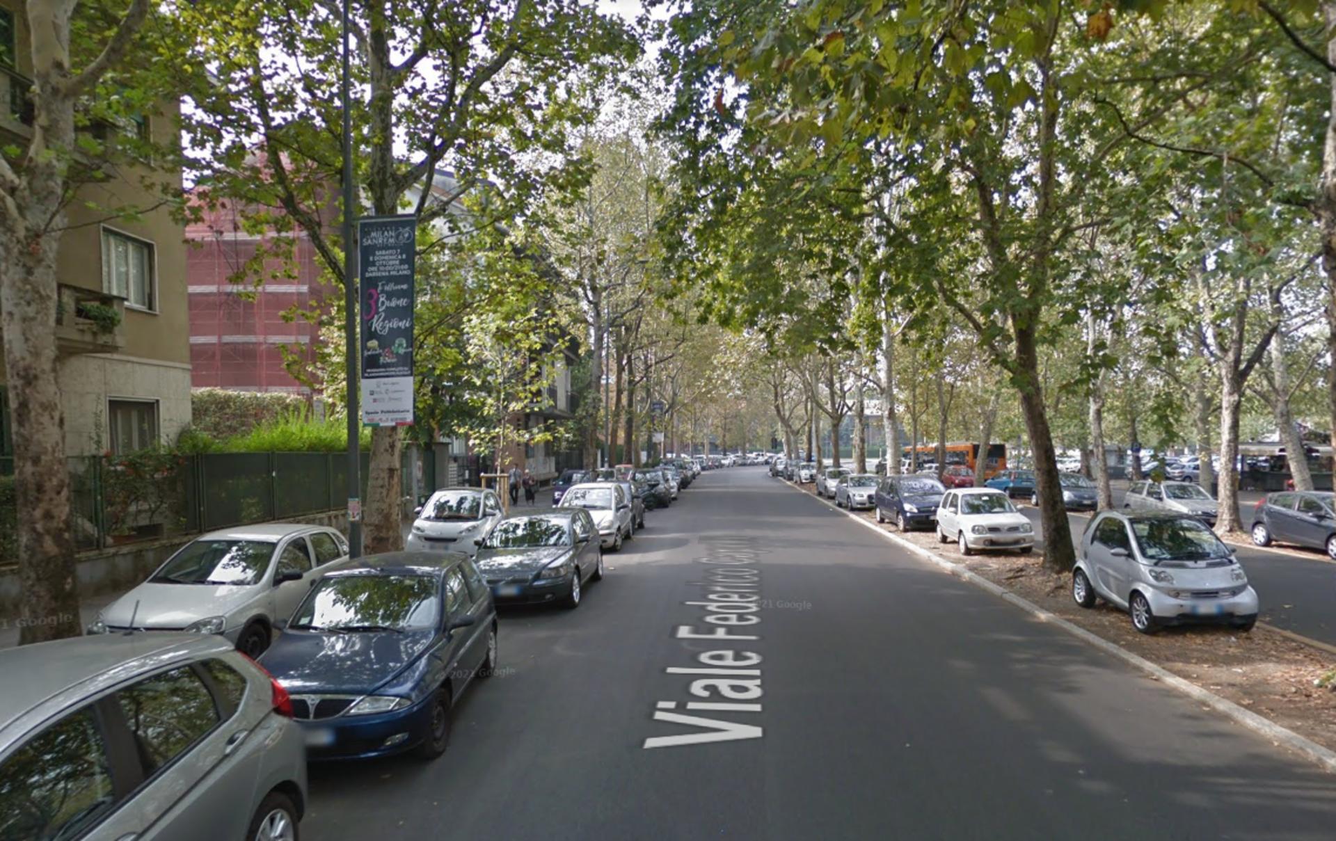 Impianto VERTICAL BANNER a Milano, in zona McDonald's
