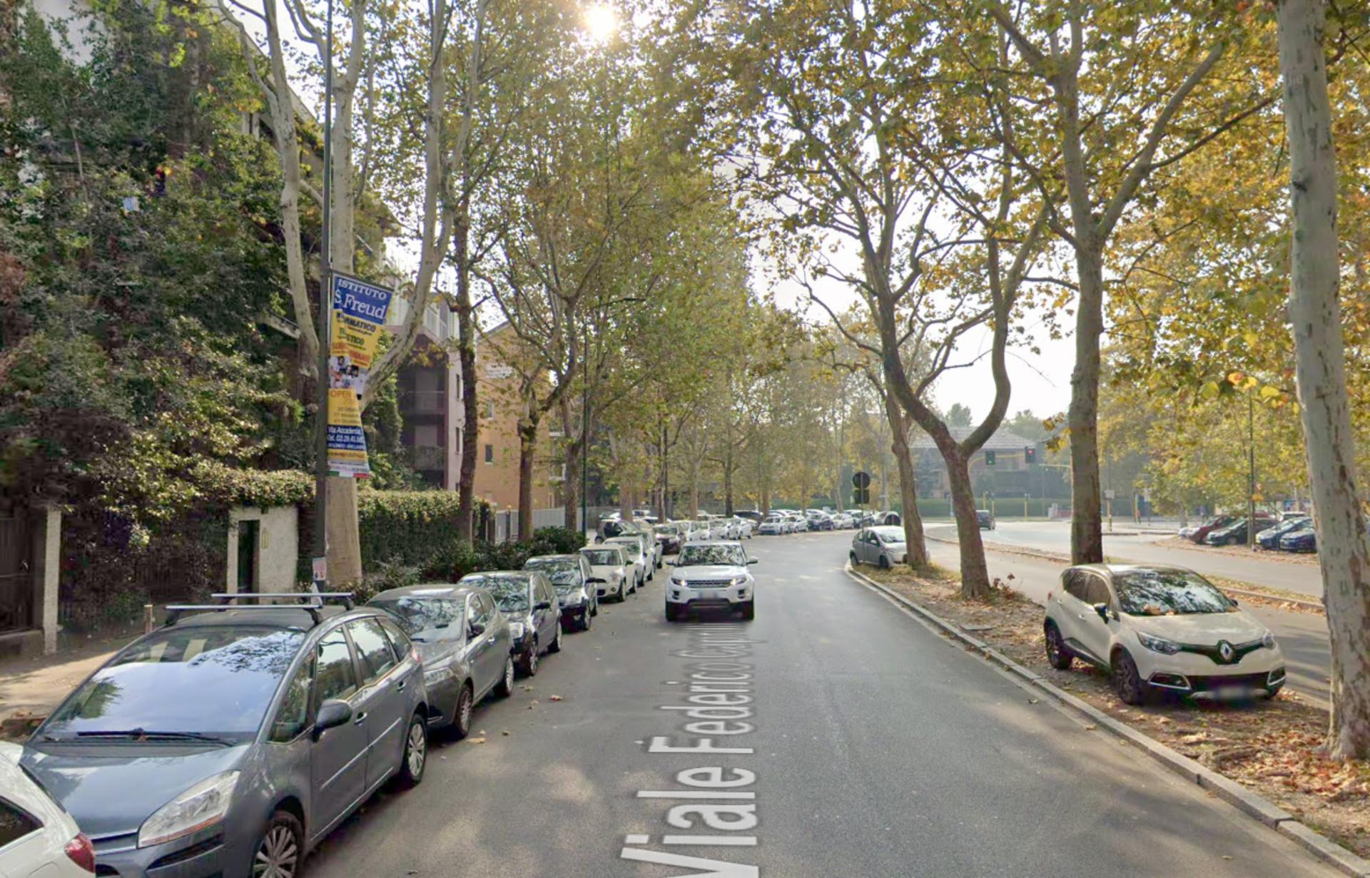 Impianto VERTICAL BANNER a Milano, in zona McDonald's
