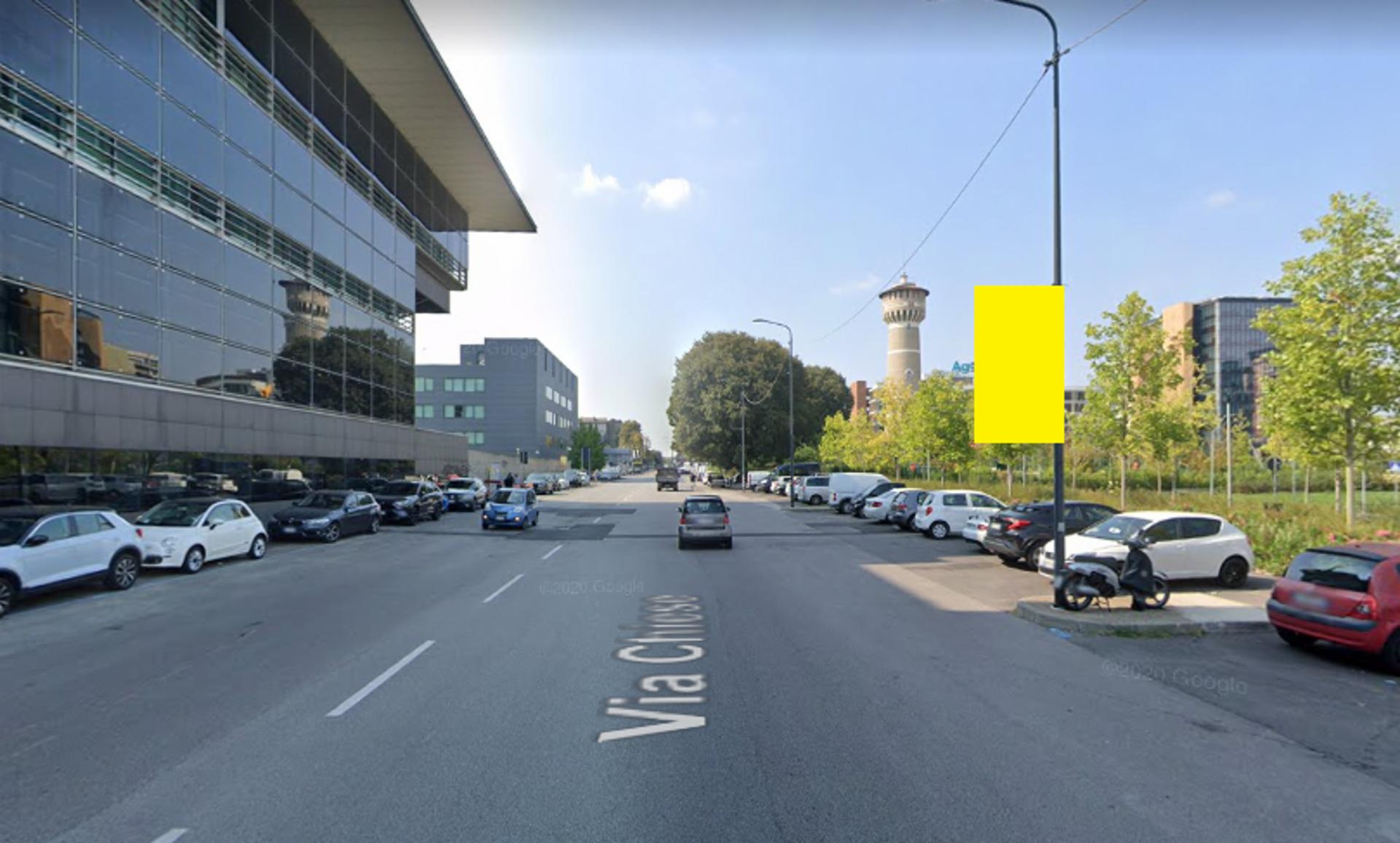 Impianto VERTICAL BANNER a Milano, in zona Spontini