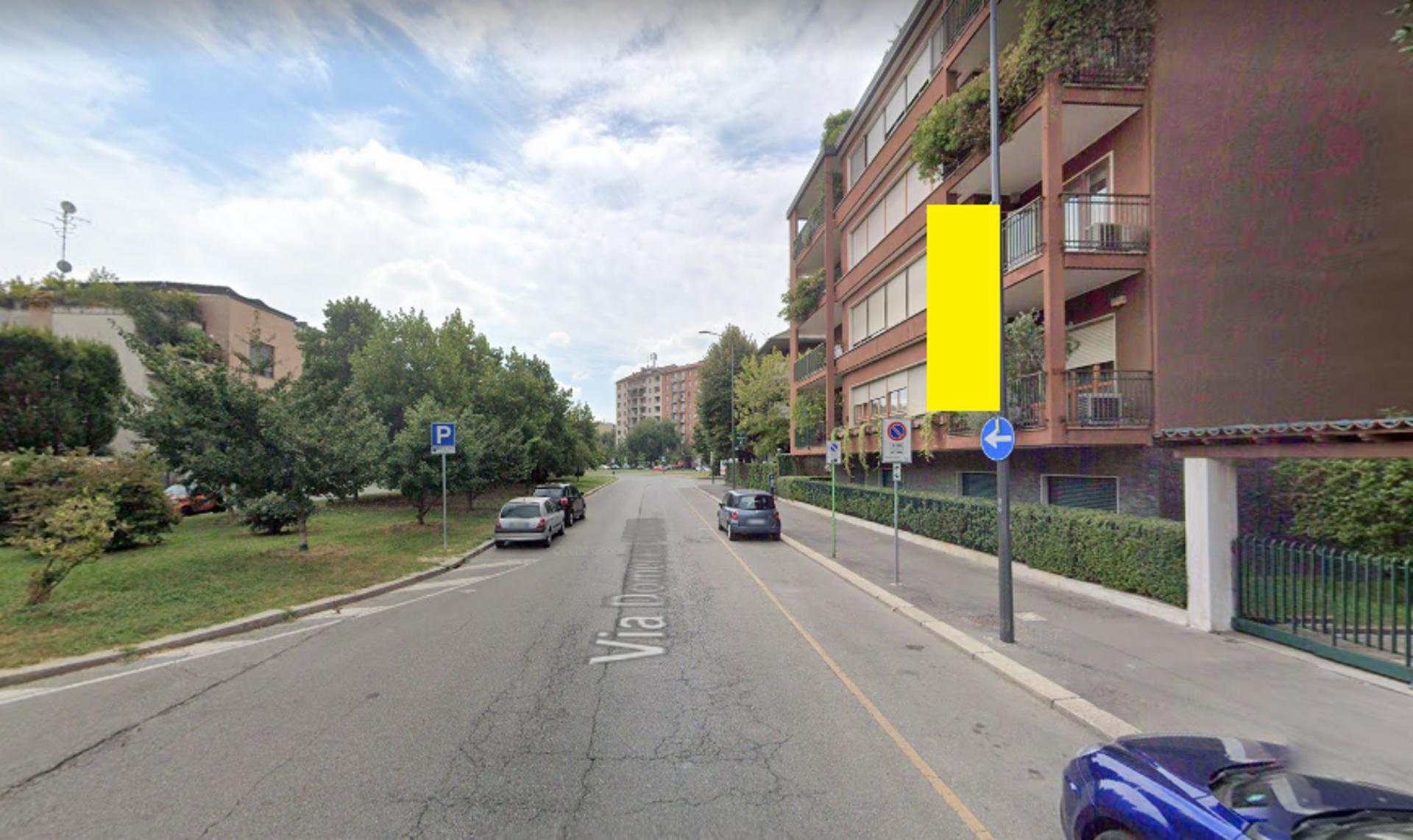 Impianto VERTICAL BANNER a Milano, in zona Estetica Brasil