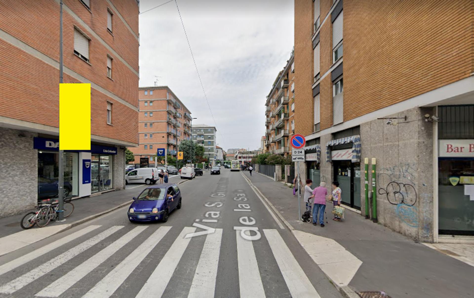 Impianto VERTICAL BANNER a Milano, in zona Per due