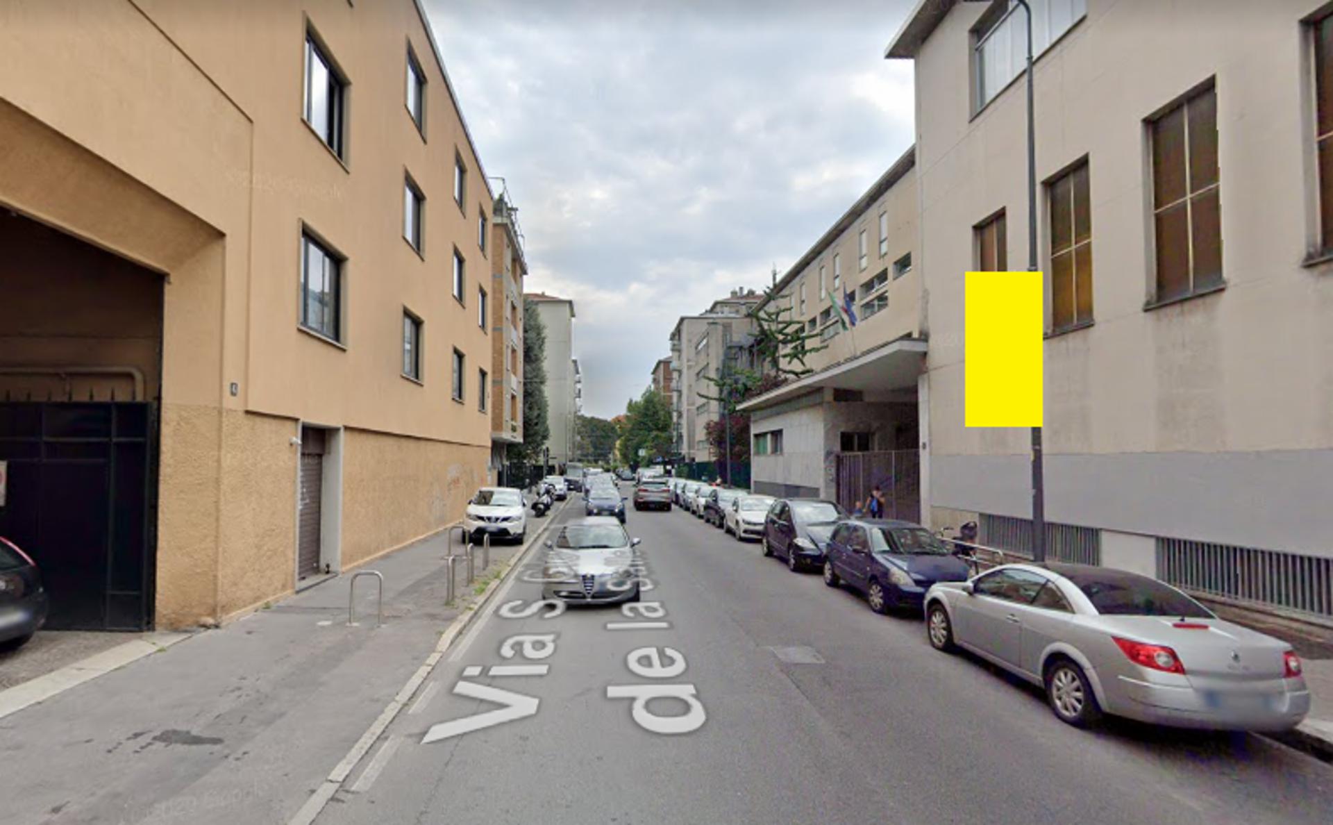 Impianto VERTICAL BANNER a Milano, in zona Per due