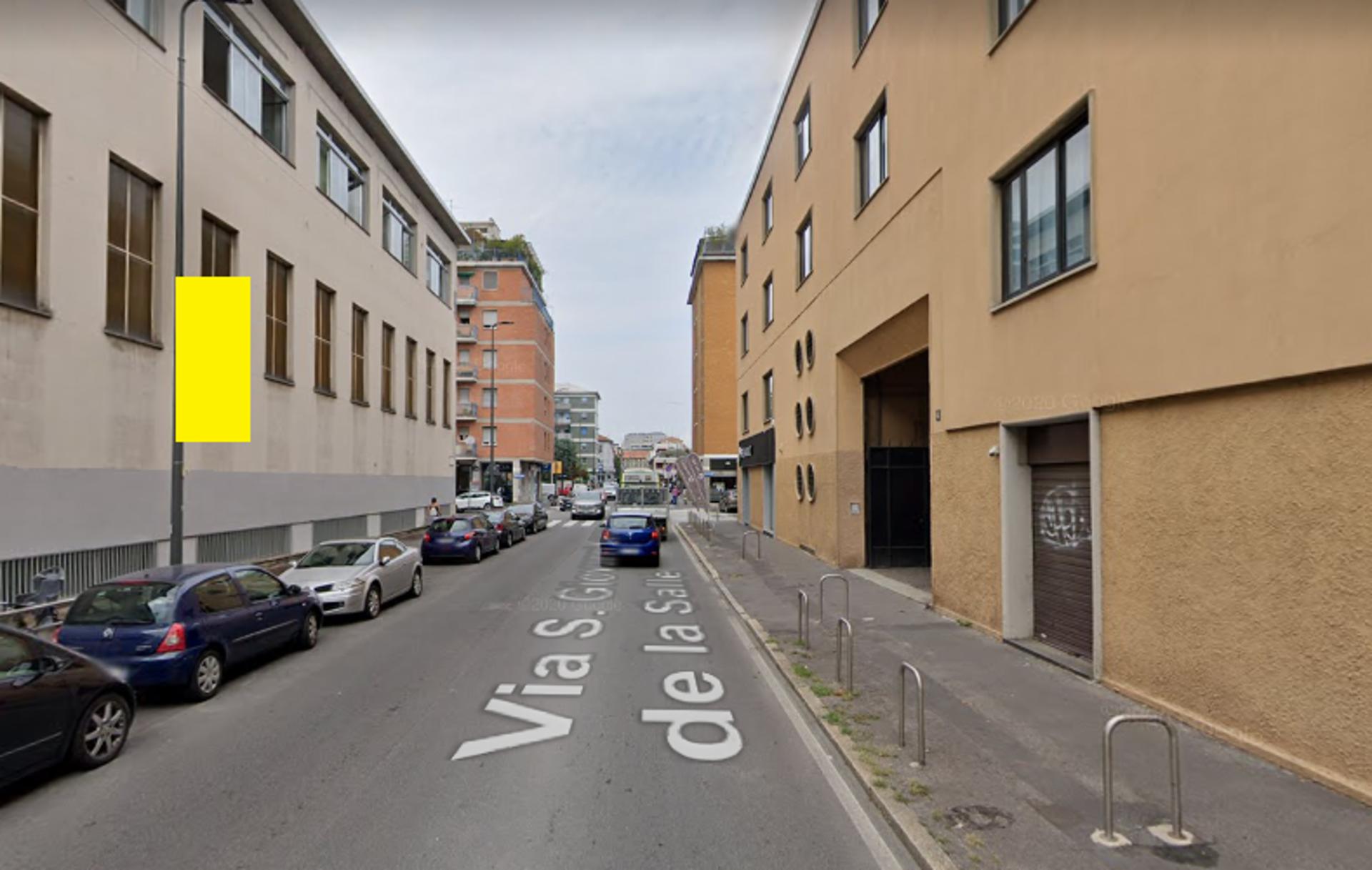 Impianto VERTICAL BANNER a Milano, in zona Per due