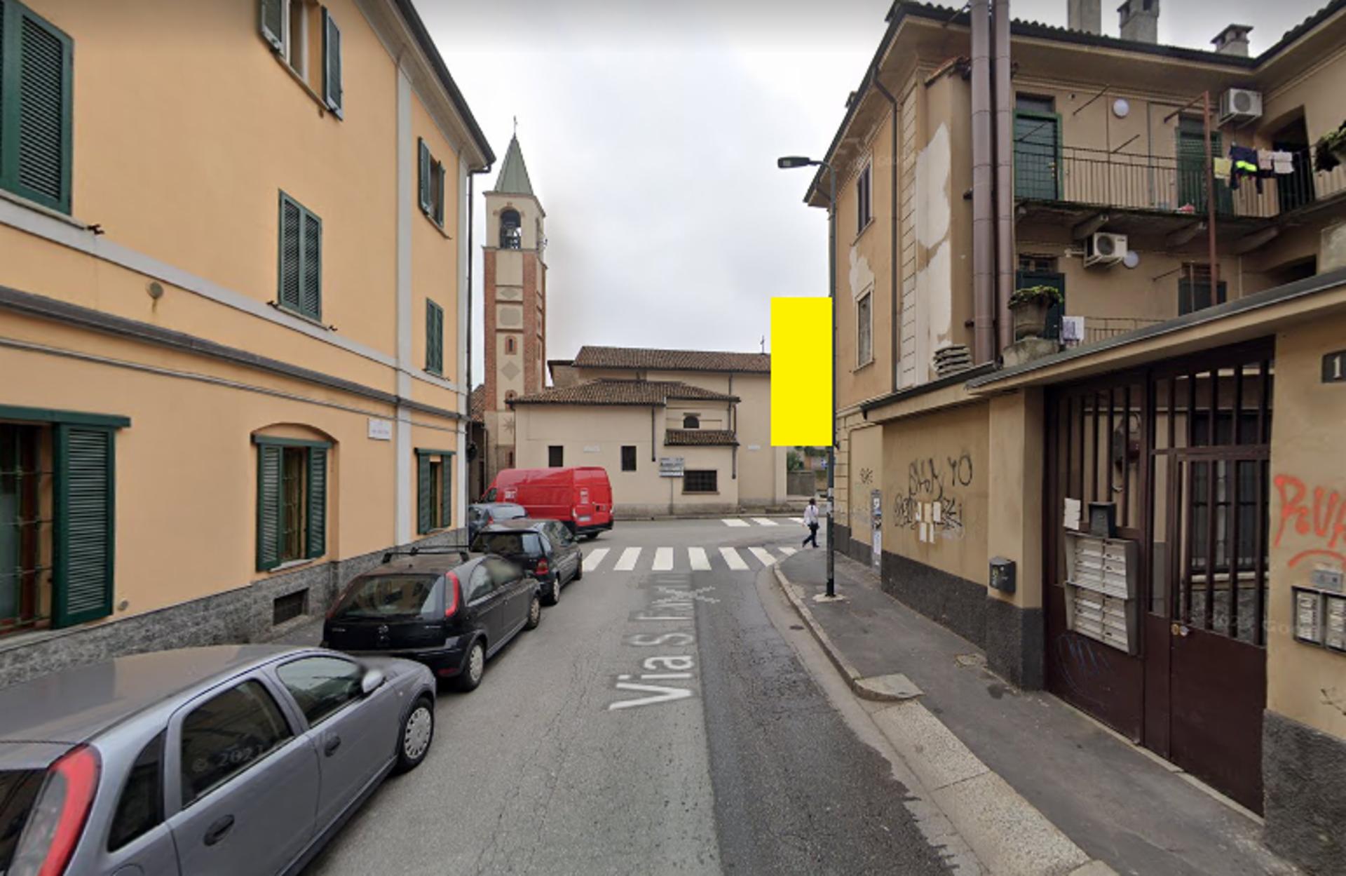 Impianto VERTICAL BANNER a Milano, in zona L'Ortiga