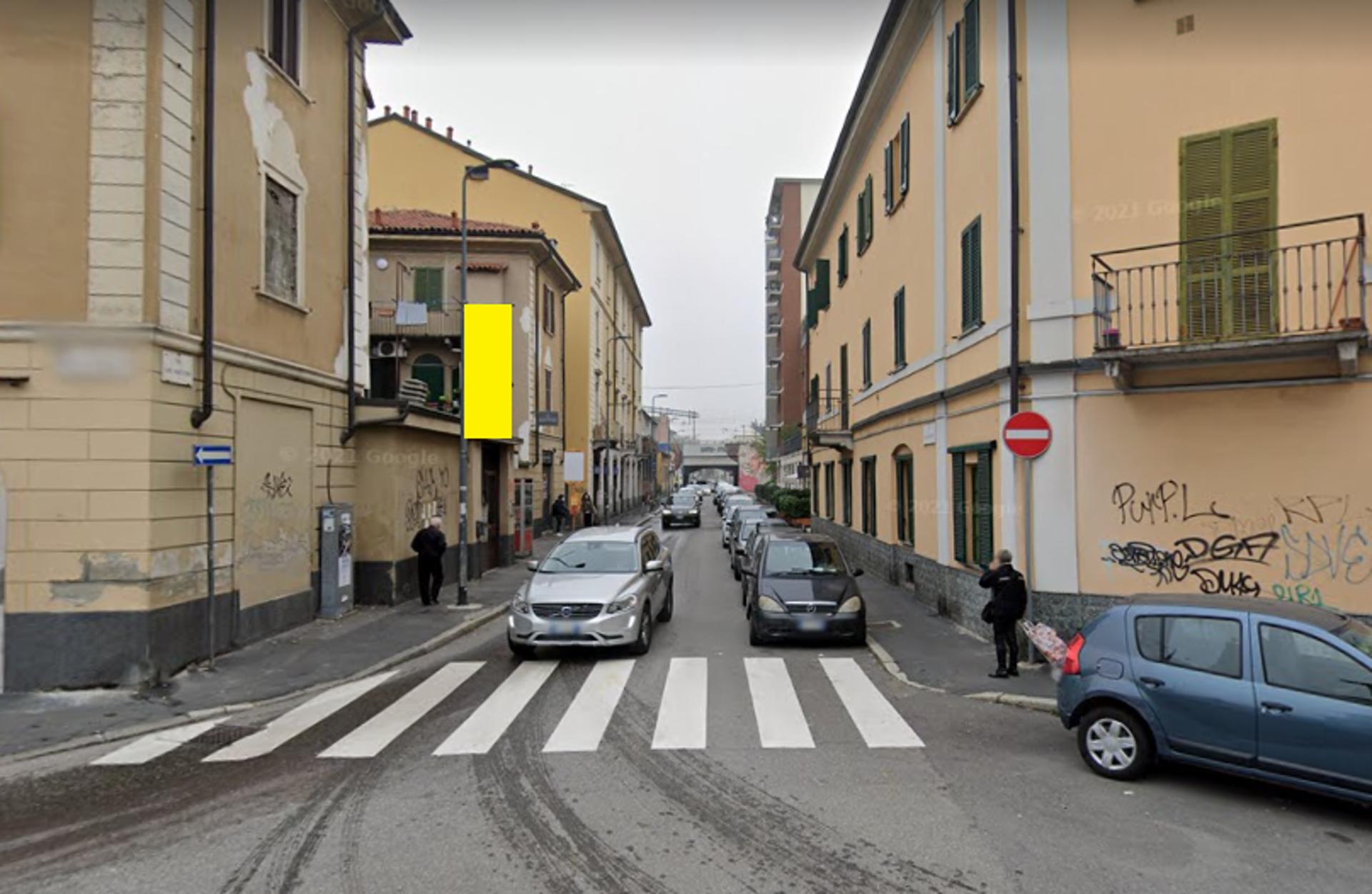 Impianto VERTICAL BANNER a Milano, in zona L'Ortiga