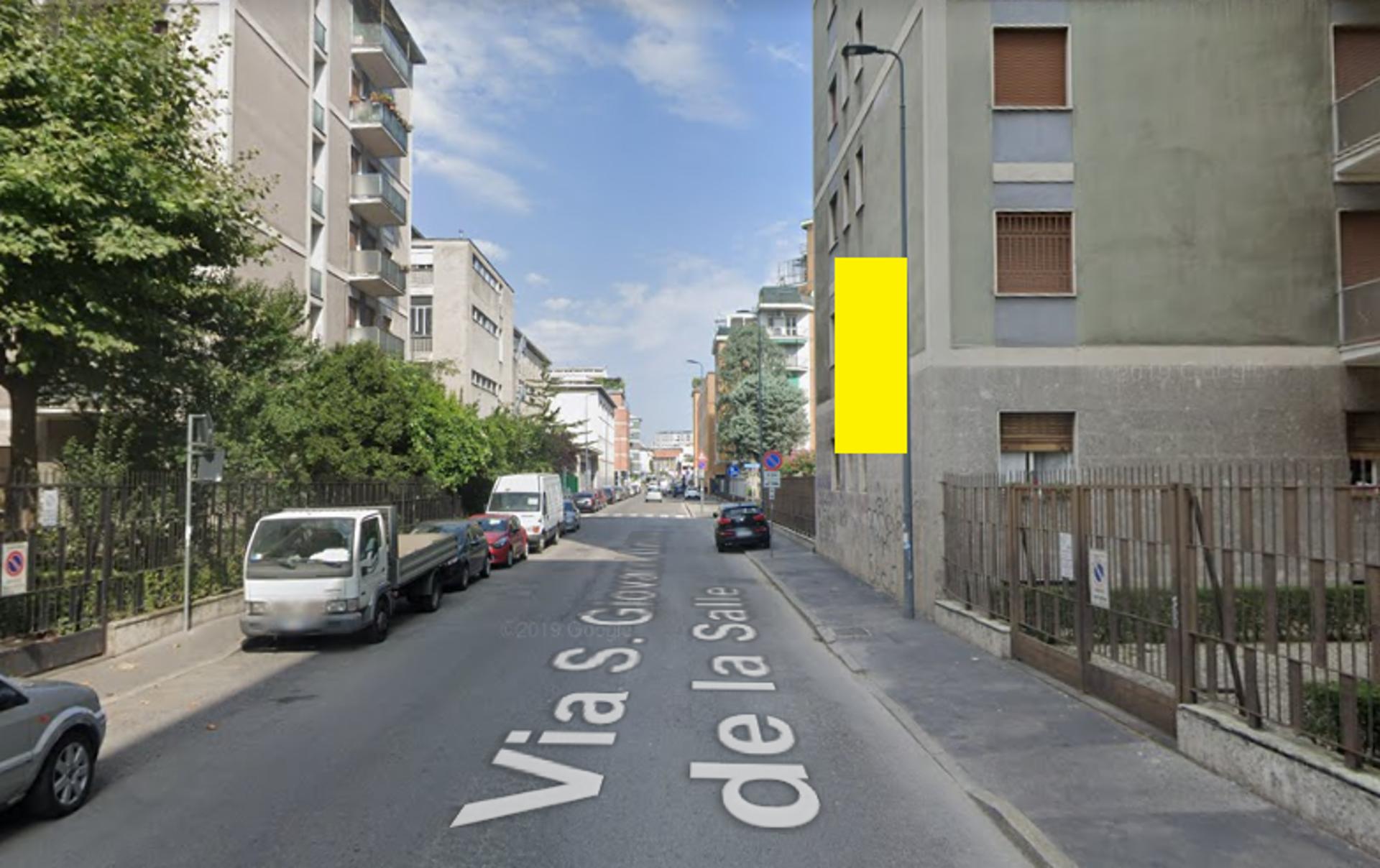 Impianto VERTICAL BANNER a Milano, in zona Naturalmente bella