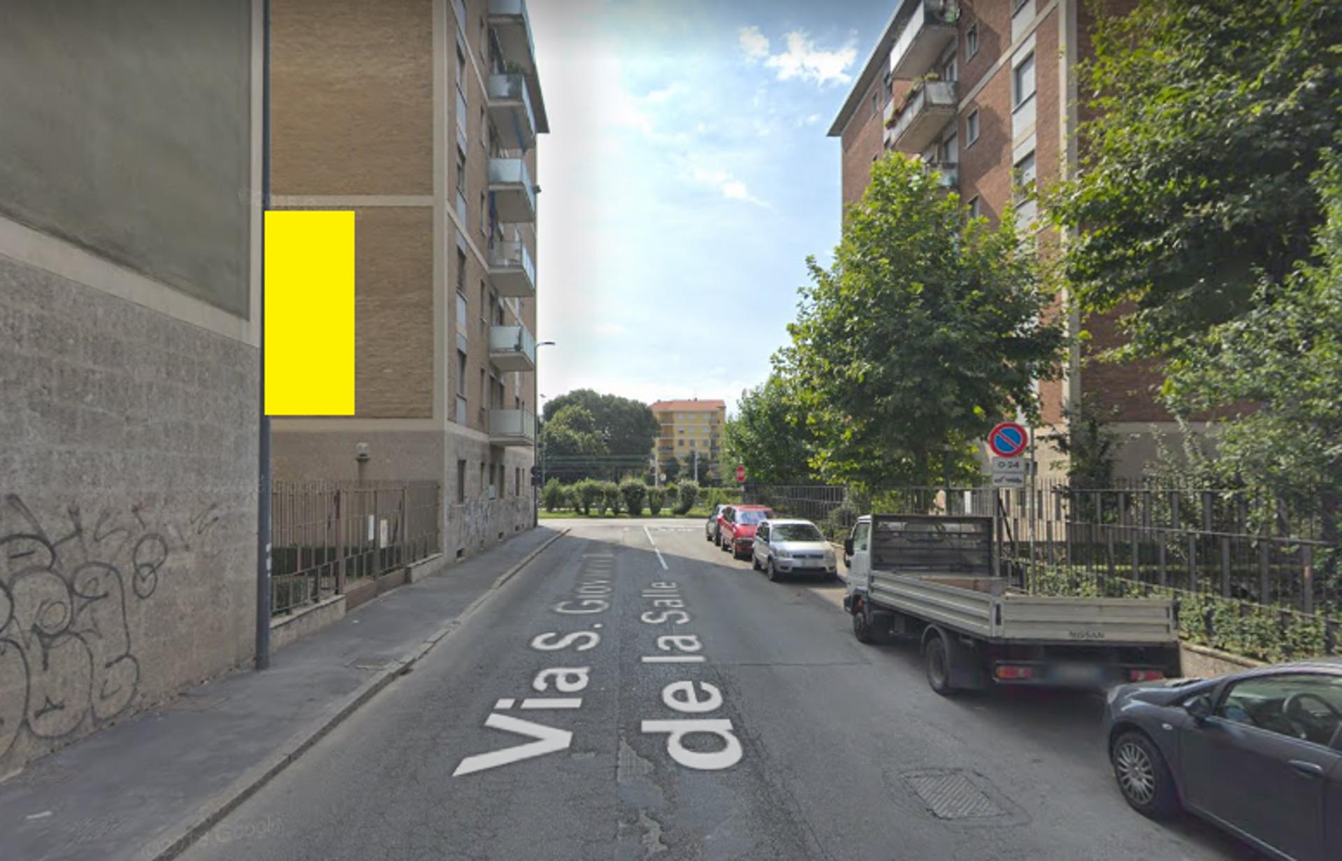 Impianto VERTICAL BANNER a Milano, in zona Naturalmente bella