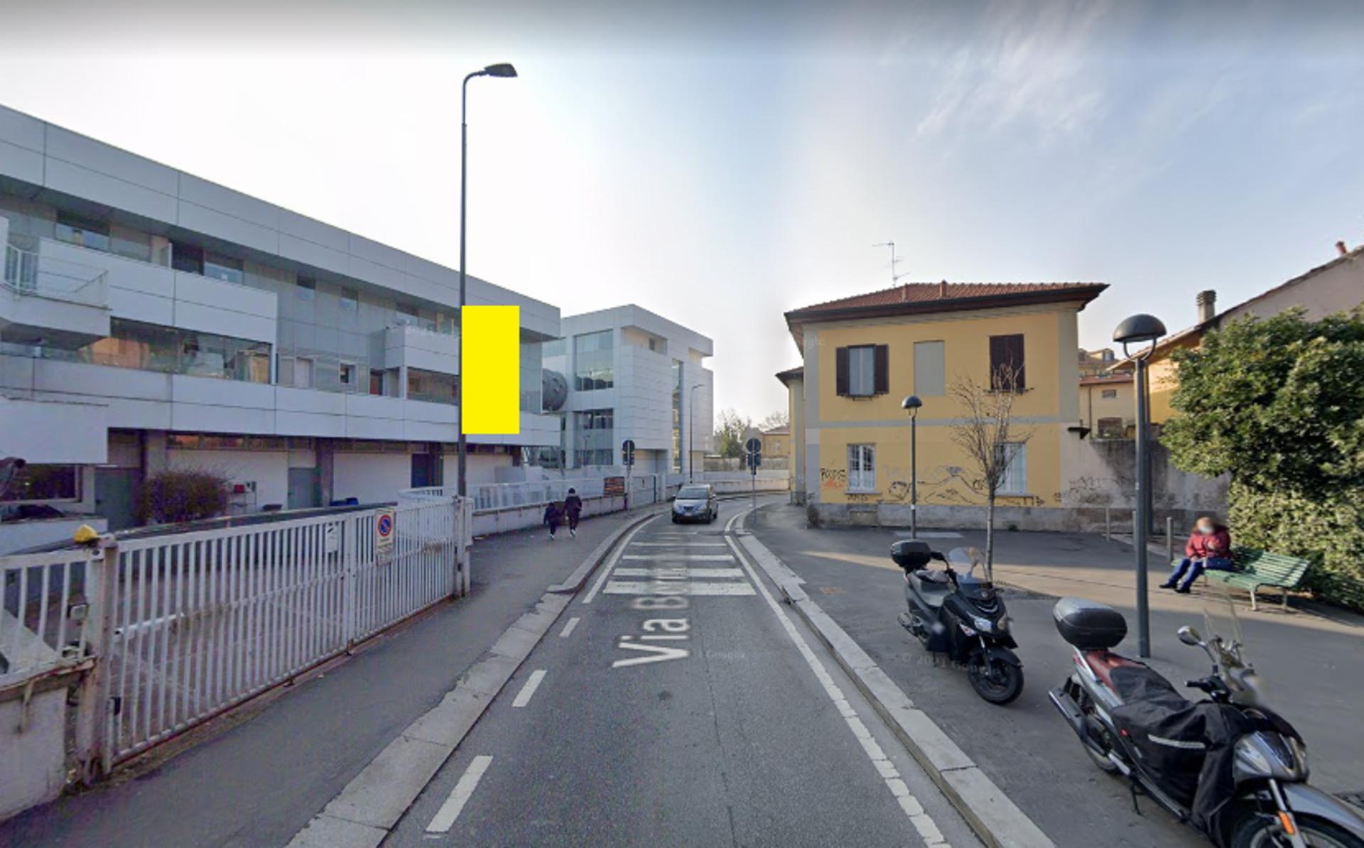 Impianto VERTICAL BANNER a Milano, in zona Quik Service