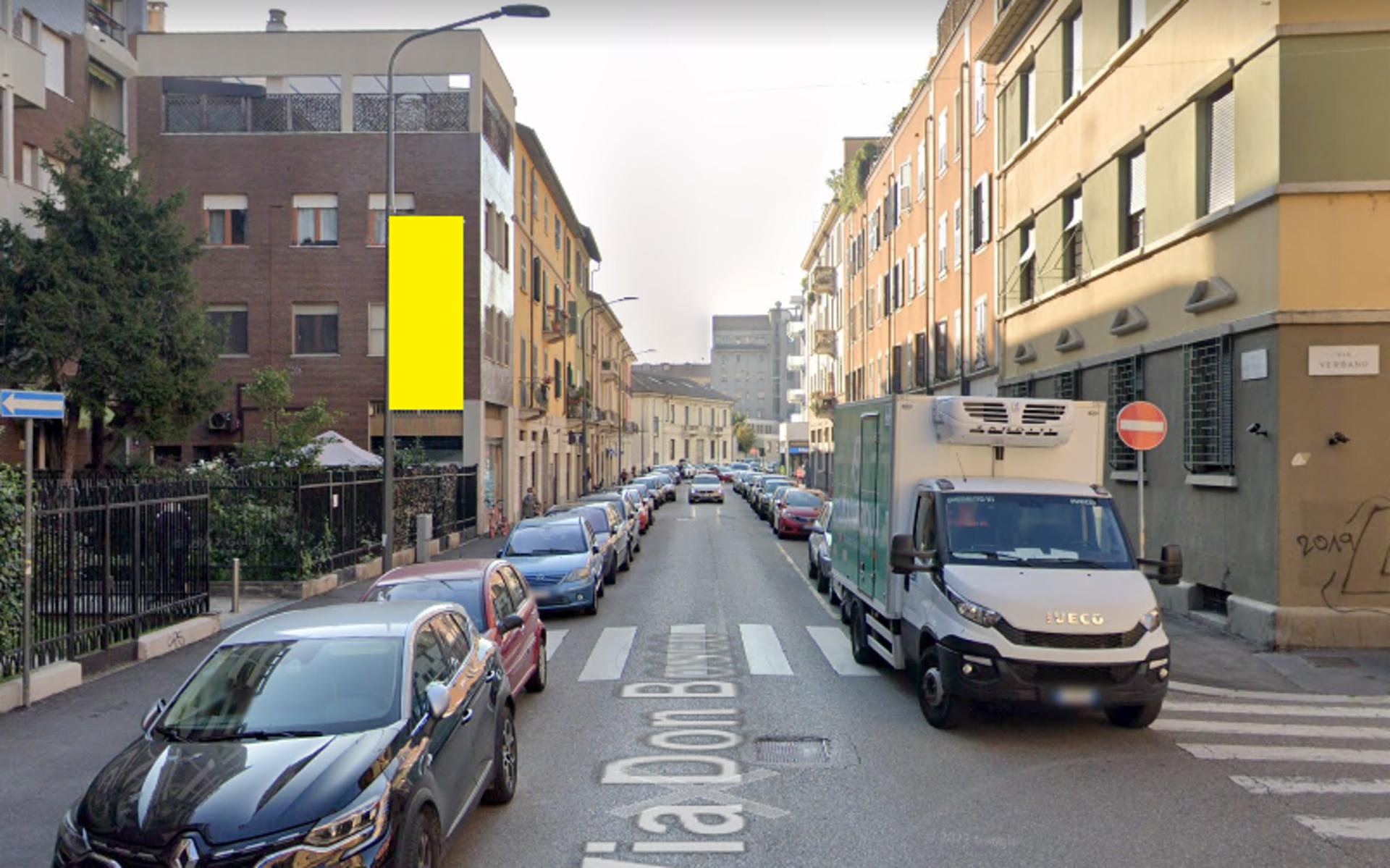 Impianto VERTICAL BANNER a Milano, in zona Baja Sardinja