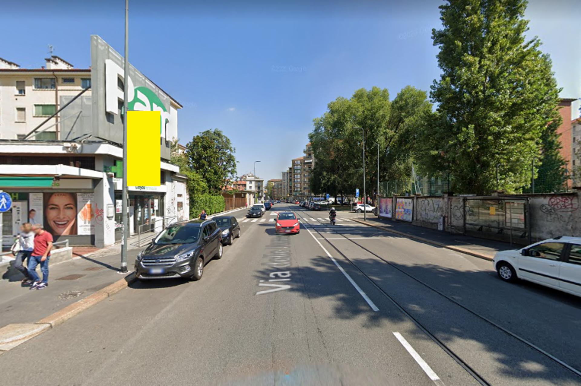 Impianto VERTICAL BANNER a Milano, in zona Pam