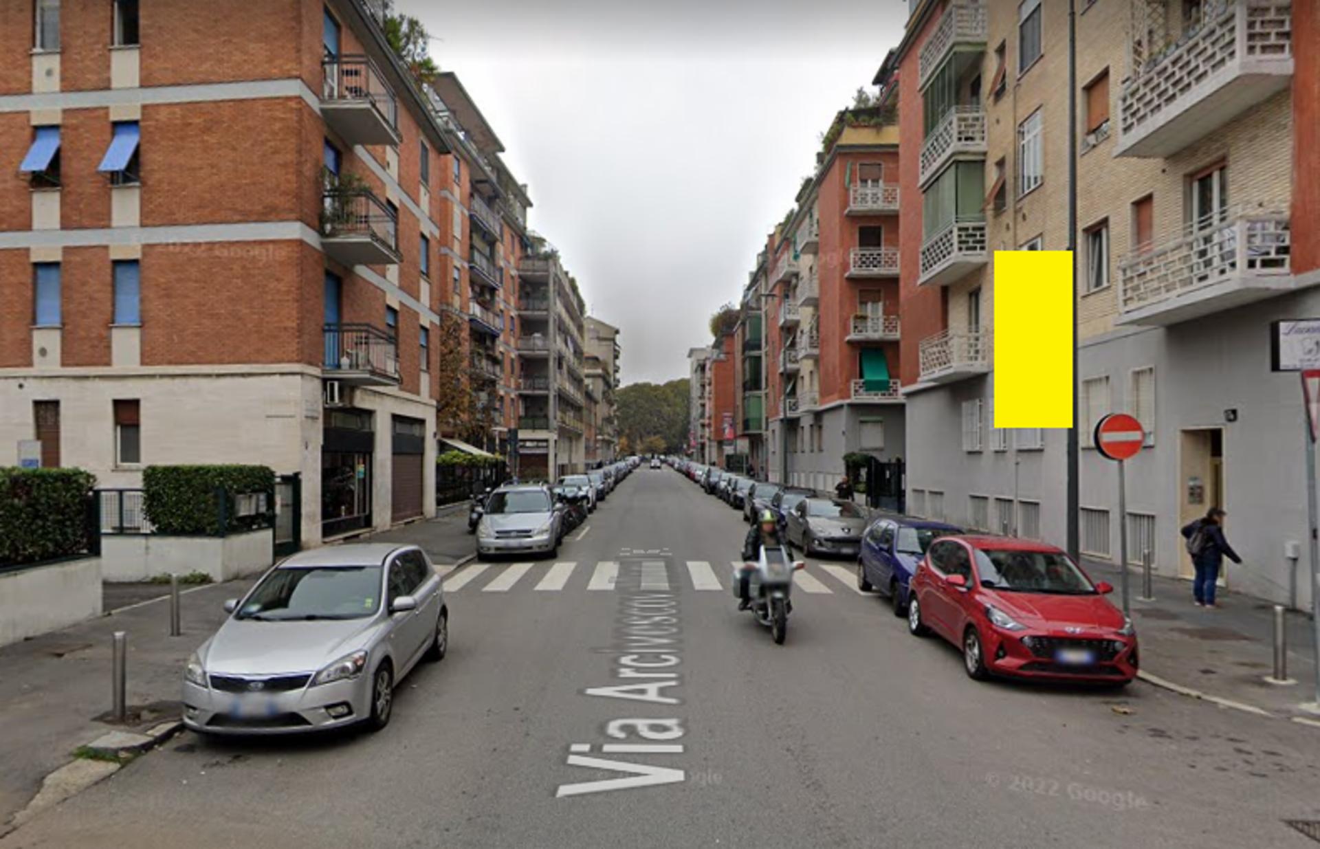 Impianto VERTICAL BANNER a Milano, in zona Bar Tabacchi