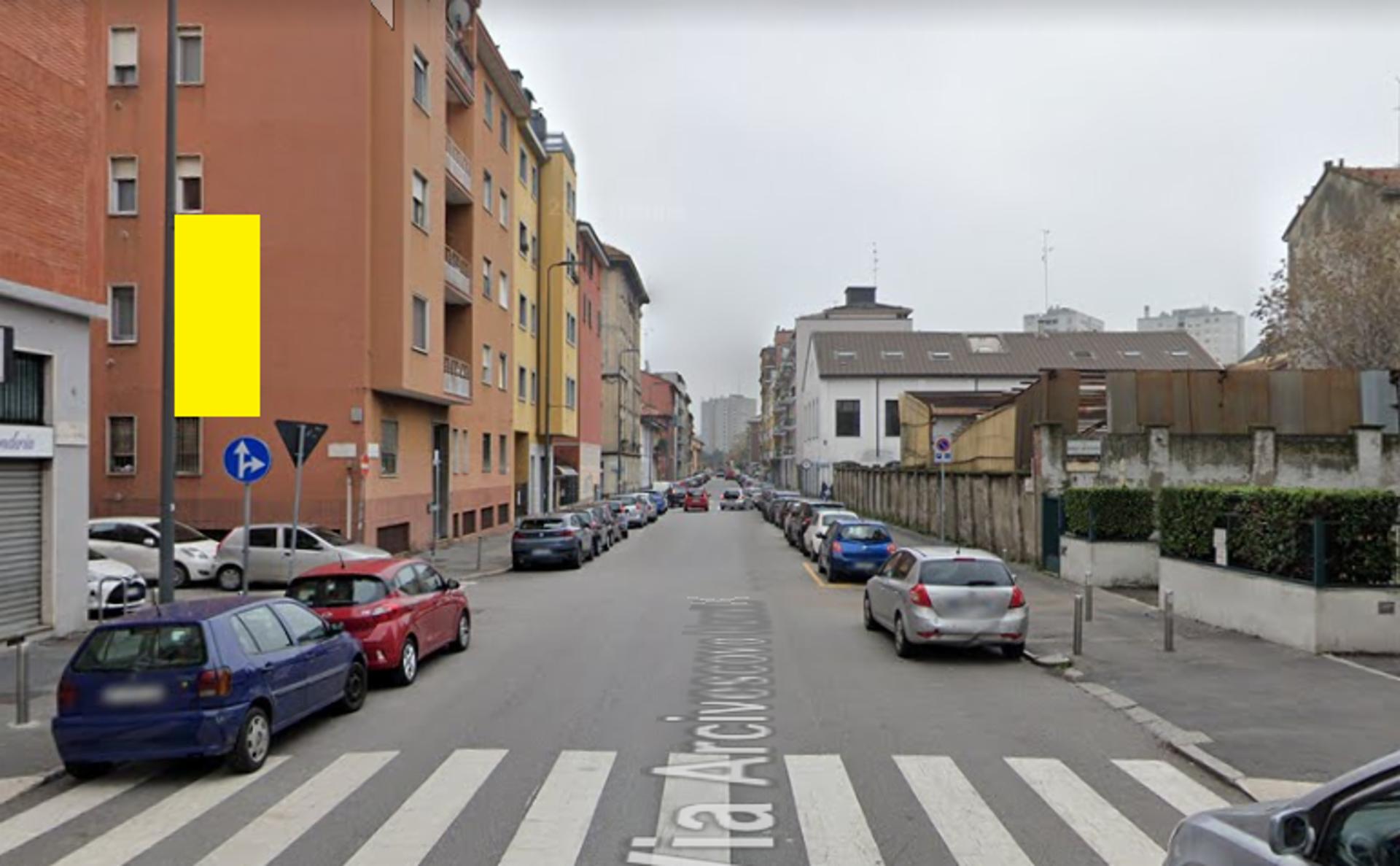 Impianto VERTICAL BANNER a Milano, in zona Bar Tabacchi