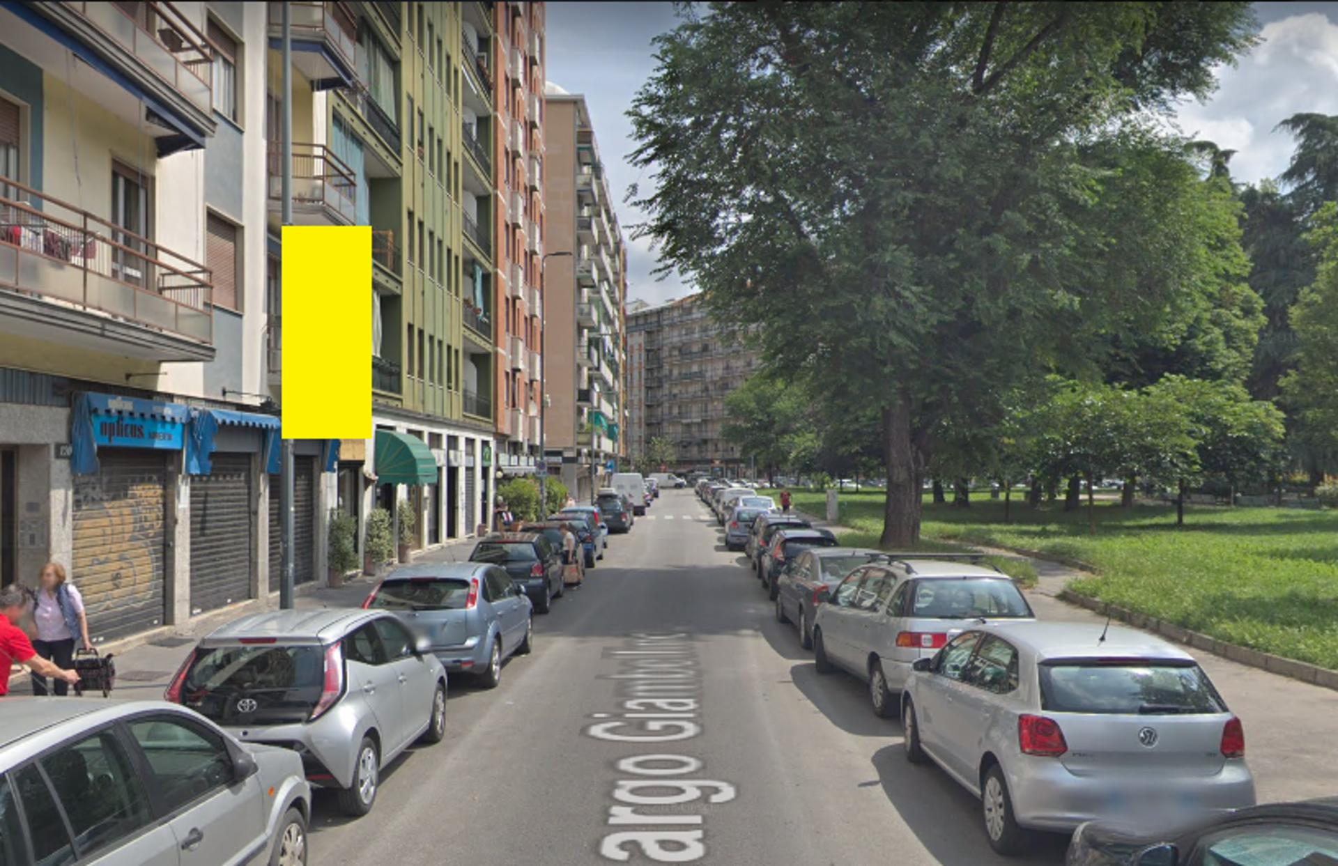 Impianto VERTICAL BANNER a Milano, in zona Ristorante Pizzeria La Carrozza