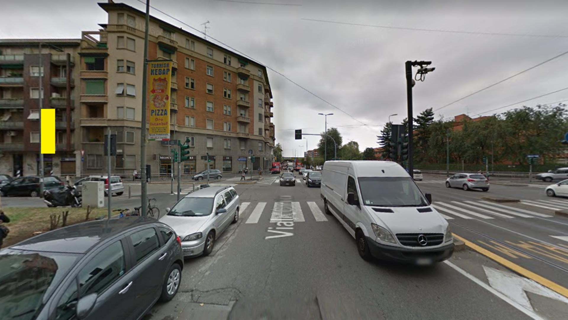 Impianto VERTICAL BANNER a Milano, in zona Bar Rodari