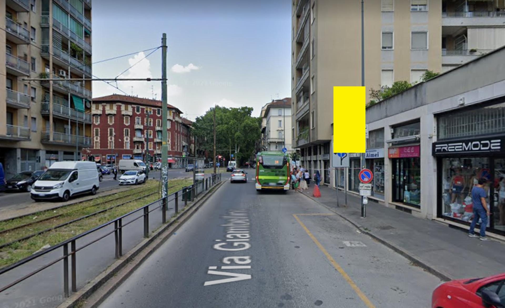 Impianto VERTICAL BANNER a Milano, in zona Freemode abbigliamento