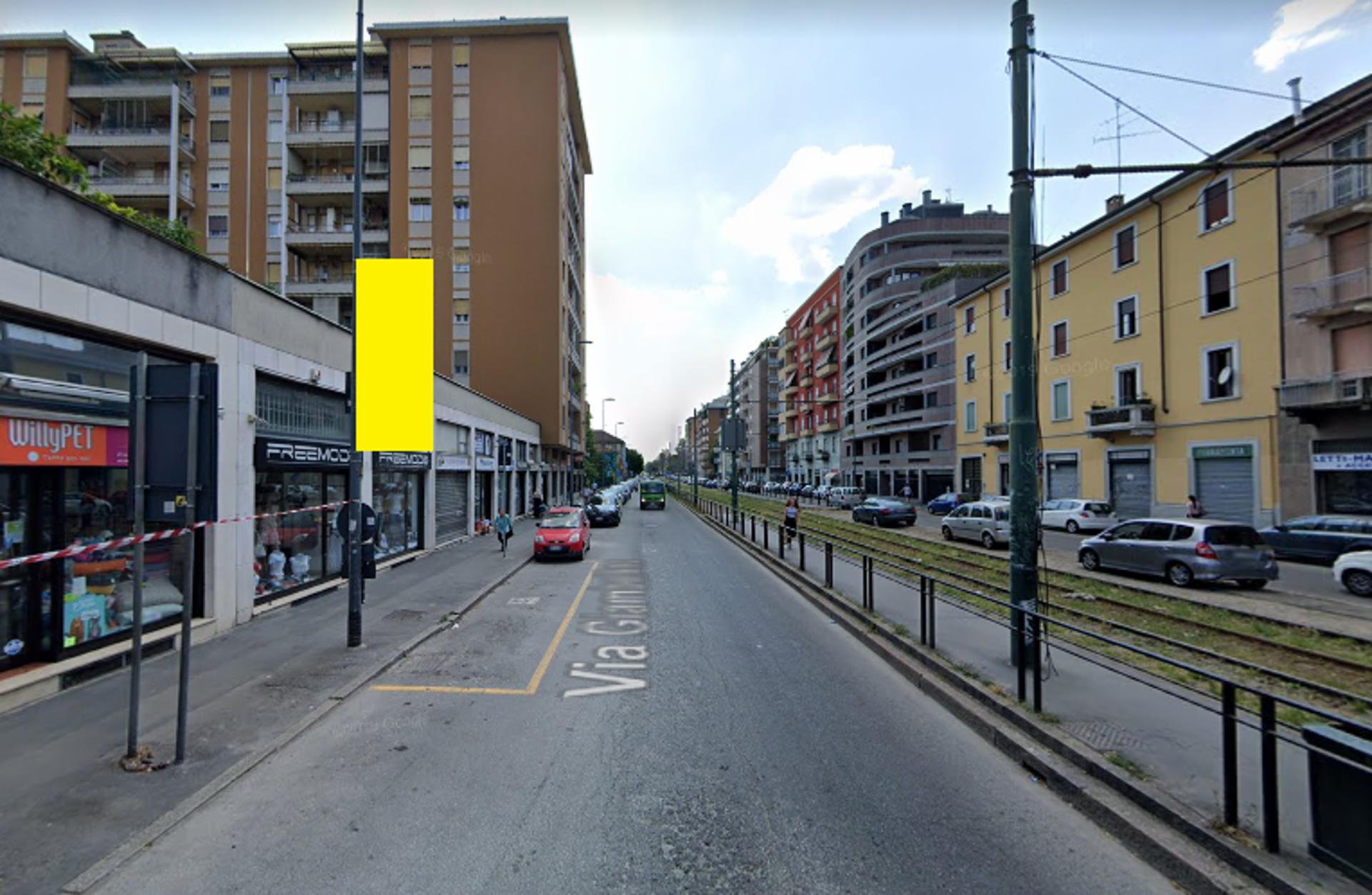 Impianto VERTICAL BANNER a Milano, in zona Freemode abbigliamento