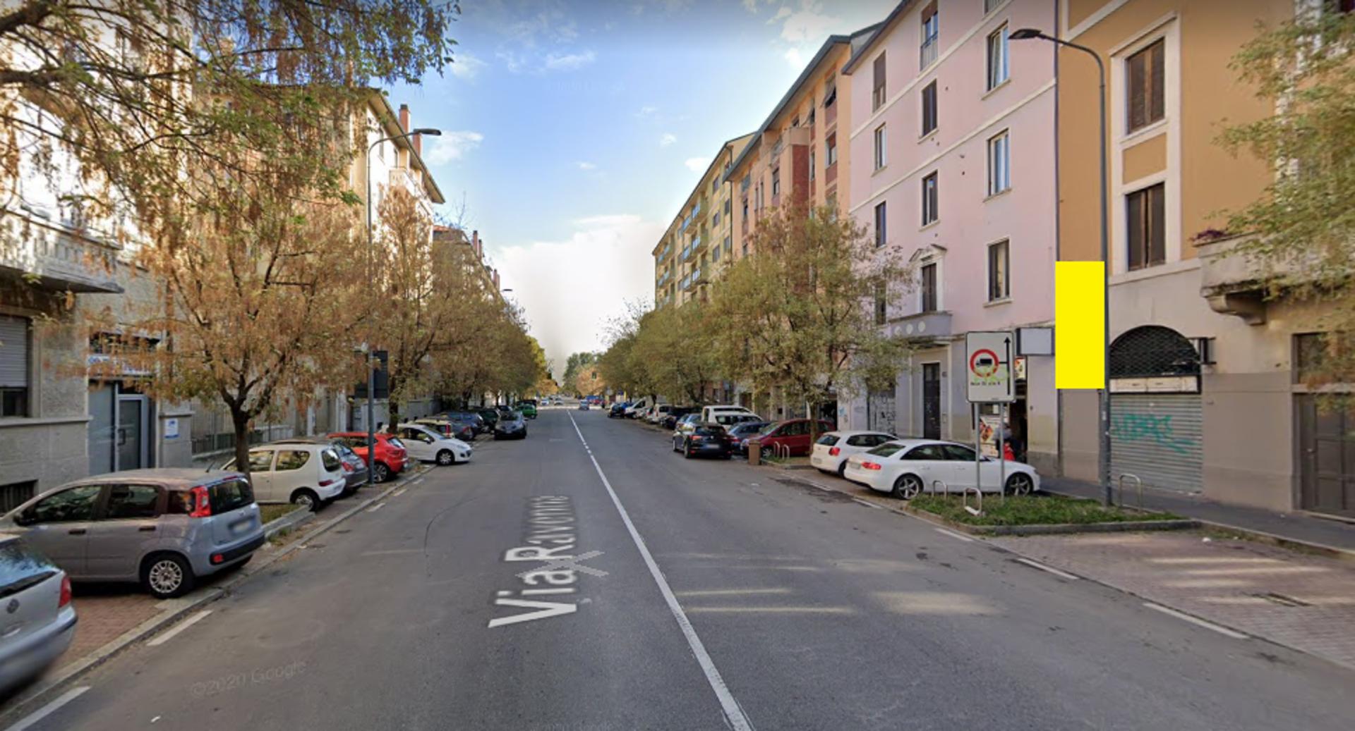 Impianto VERTICAL BANNER a Milano, in zona Minimarket