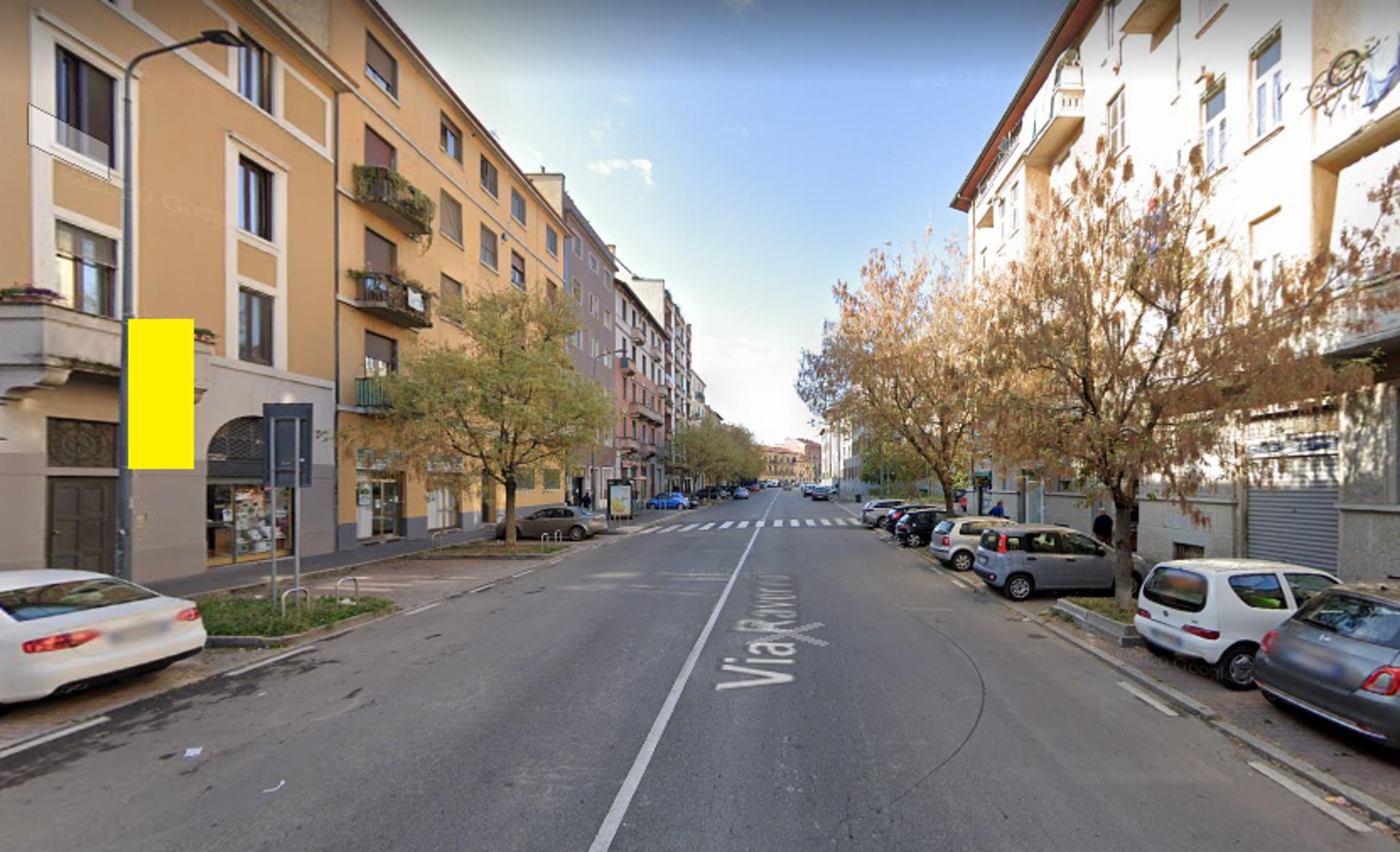 Impianto VERTICAL BANNER a Milano, in zona Minimarket