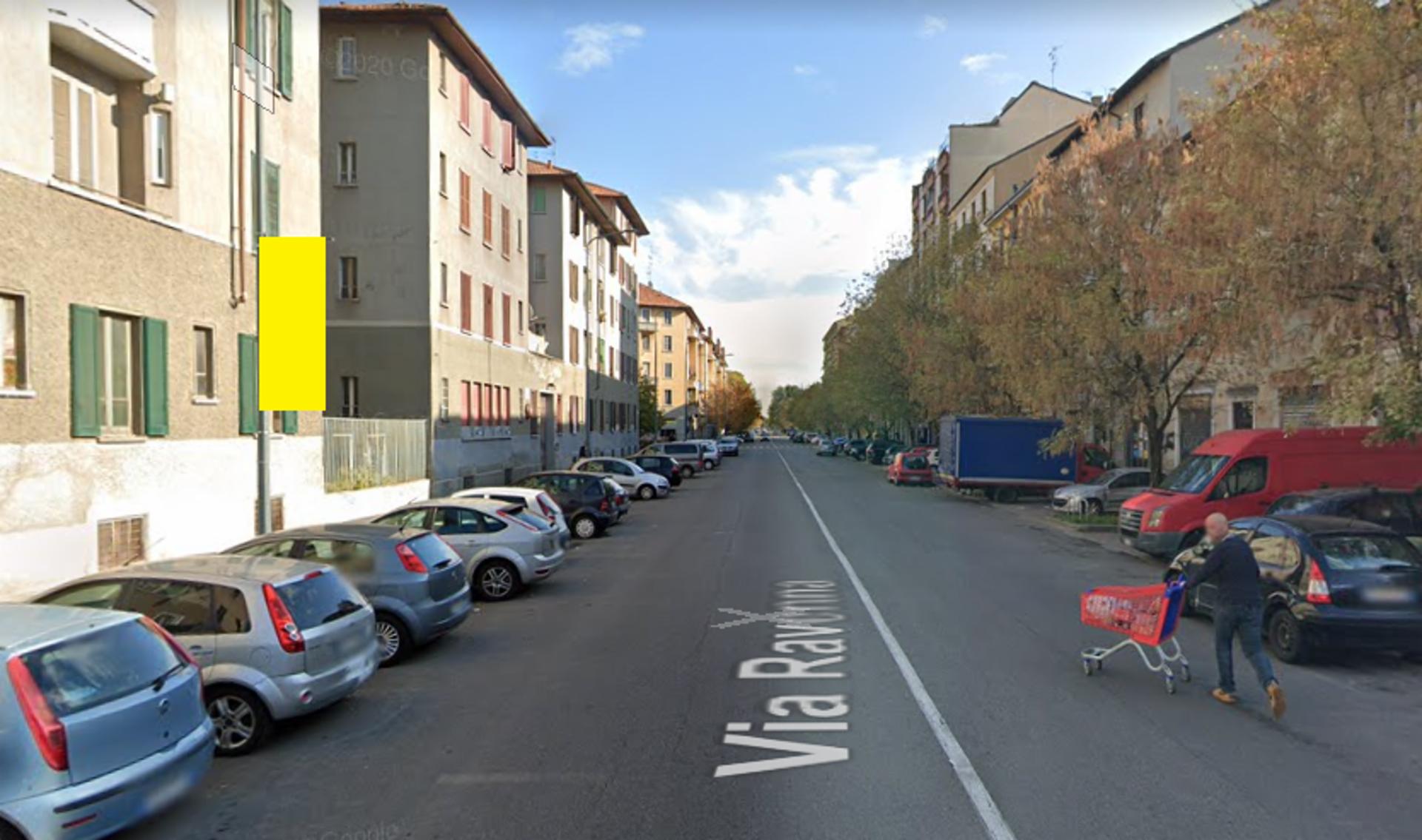 Impianto VERTICAL BANNER a Milano, in zona Minimarket