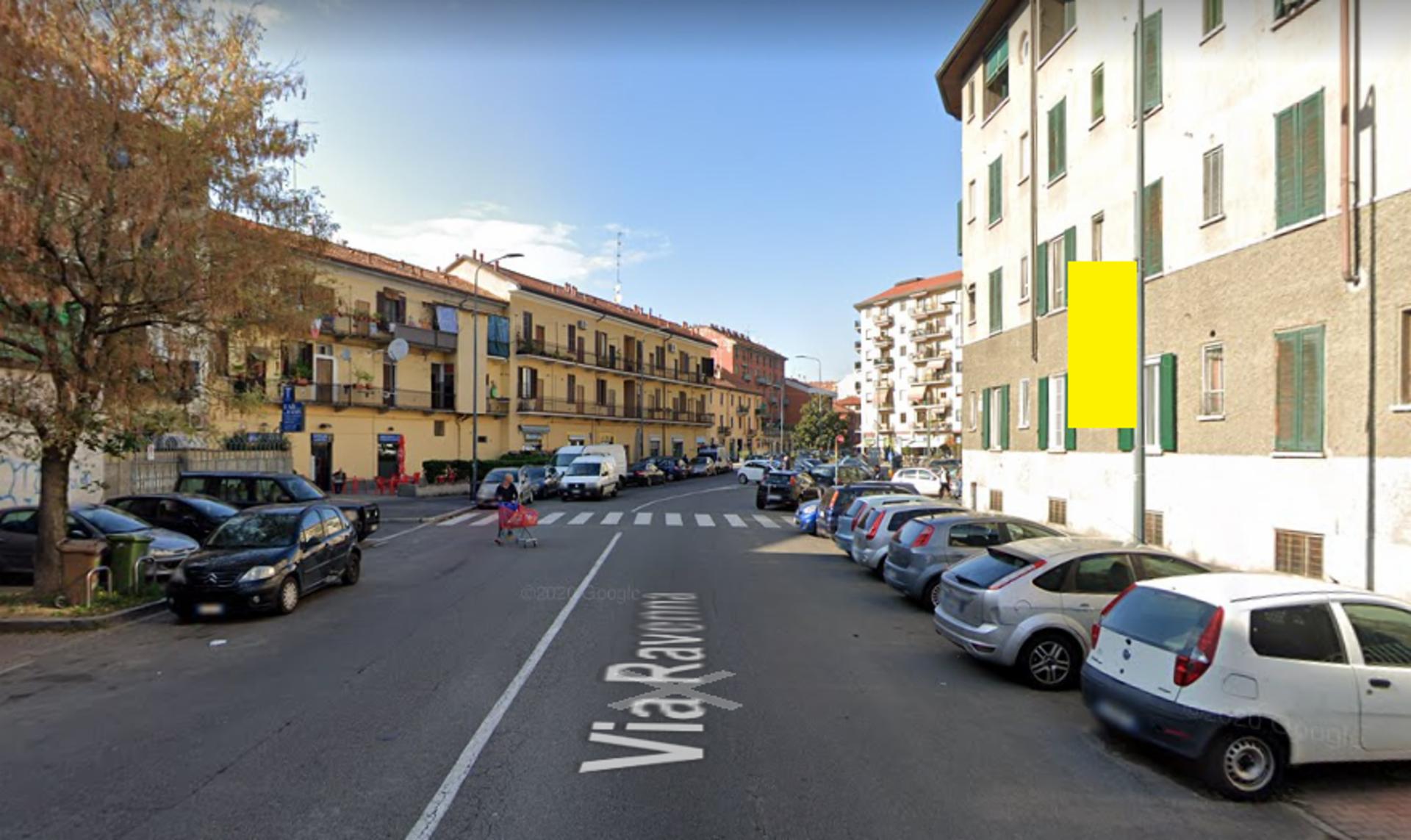 Impianto VERTICAL BANNER a Milano, in zona Minimarket