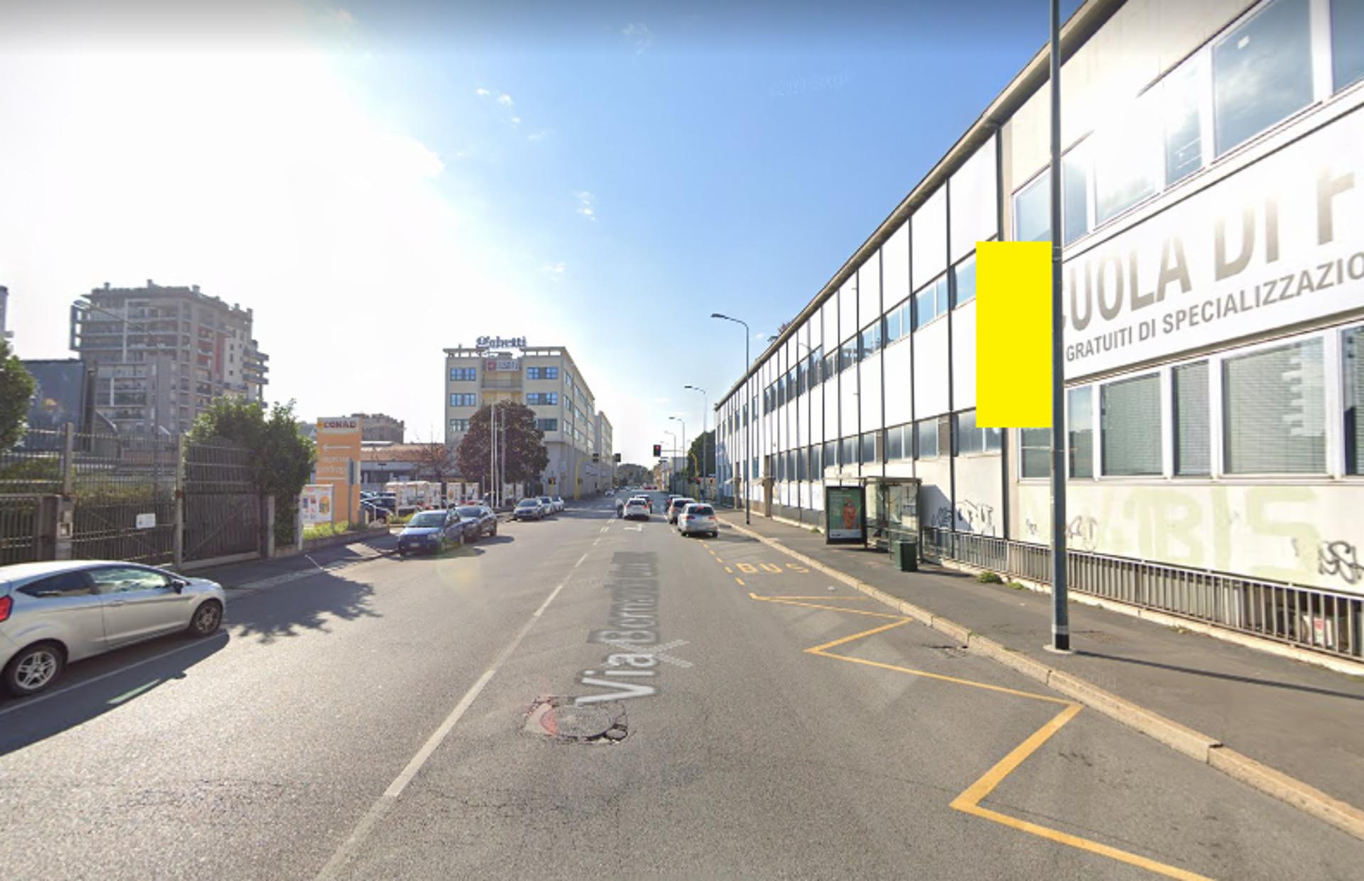Impianto VERTICAL BANNER a Milano, in zona Bar Luce