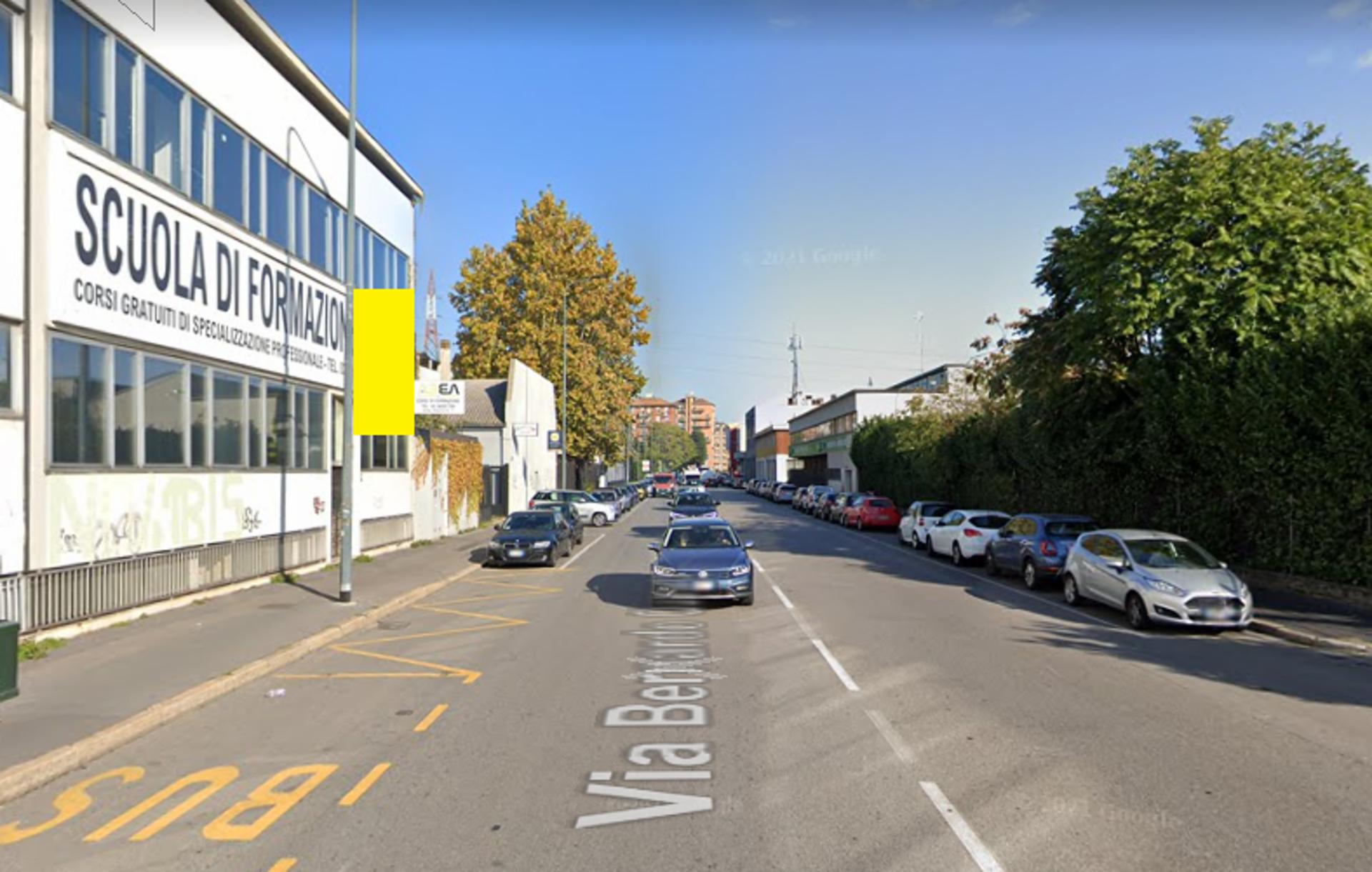 Impianto VERTICAL BANNER a Milano, in zona Bar Luce