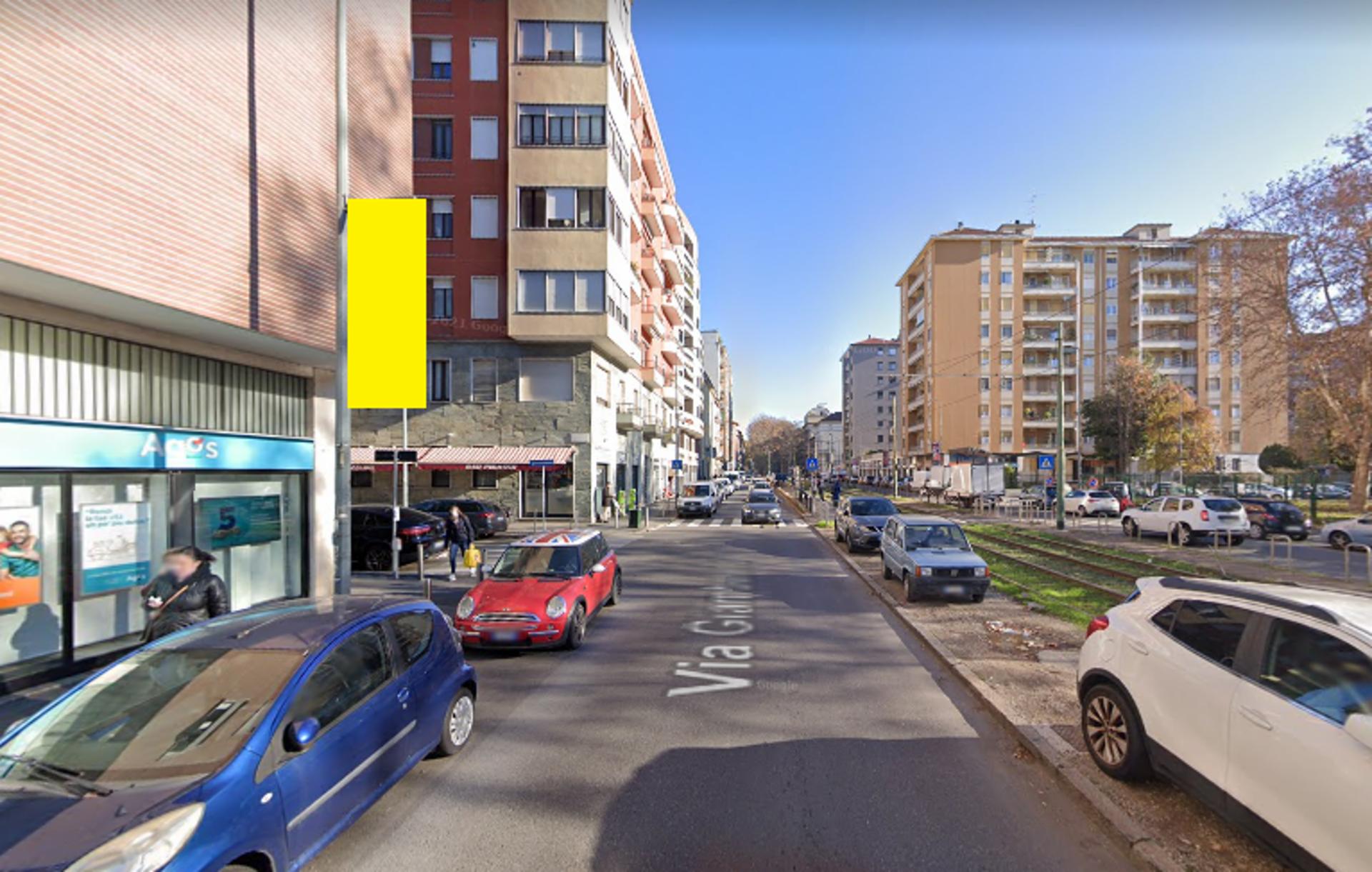 Impianto VERTICAL BANNER a Milano, in zona Altromercato