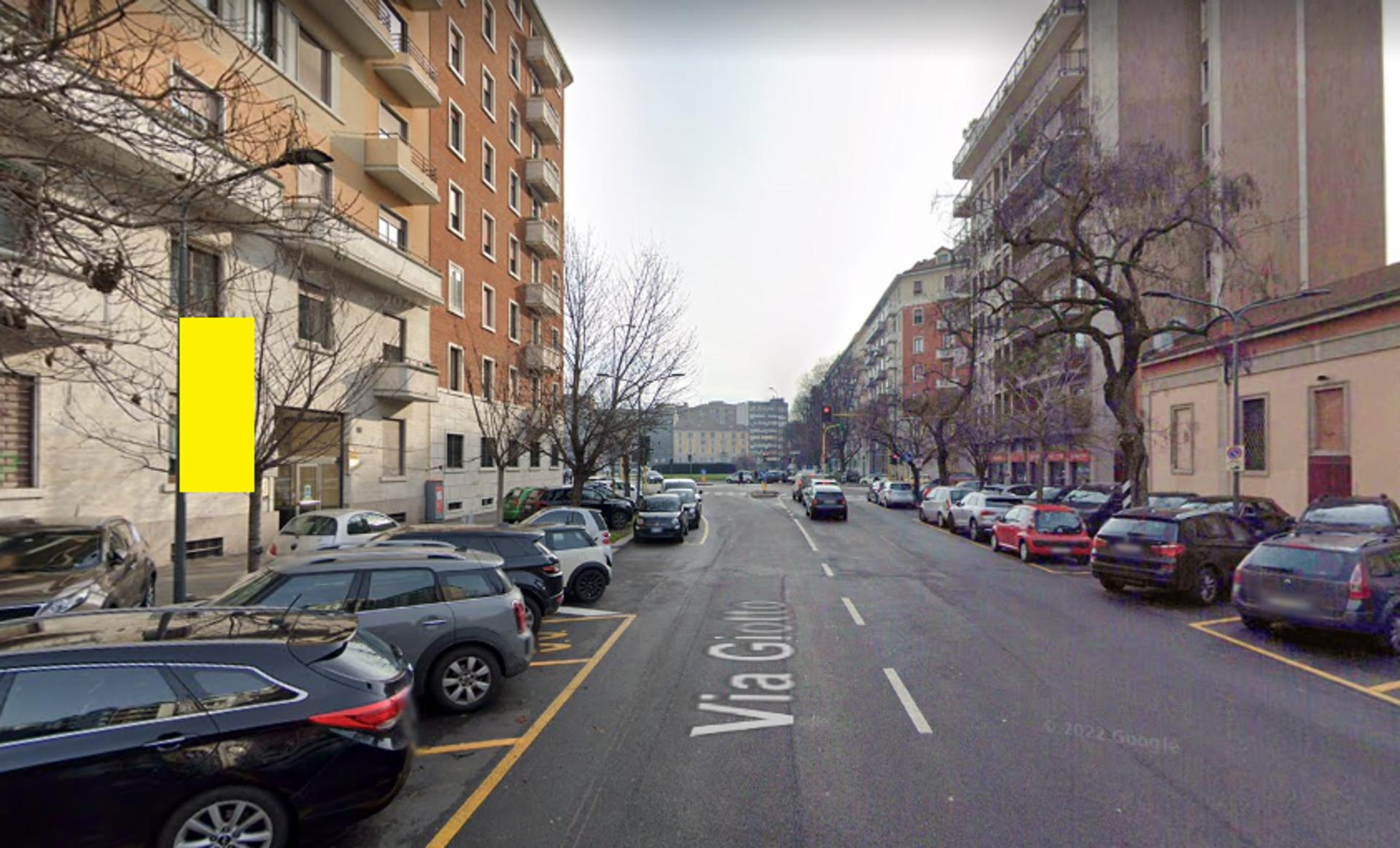 Impianto VERTICAL BANNER a Milano, in zona Elena Scaramucci