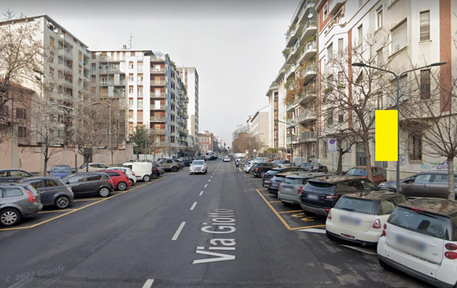 Impianto VERTICAL BANNER a Milano, in zona Elena Scaramucci