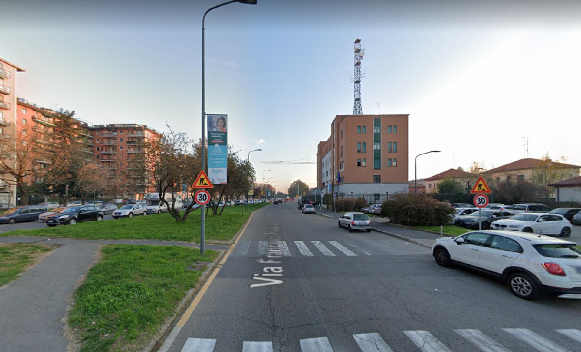 Impianto VERTICAL BANNER a Milano, in zona Bar Lory