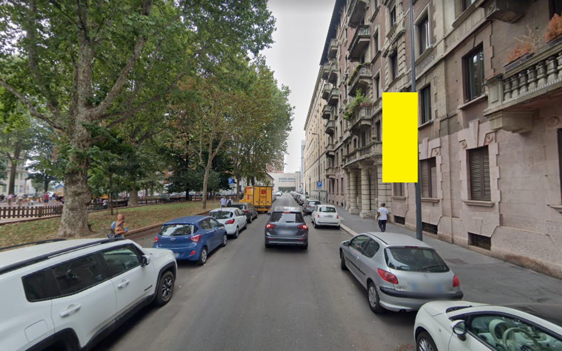 Impianto VERTICAL BANNER a Milano, in zona Esselunga