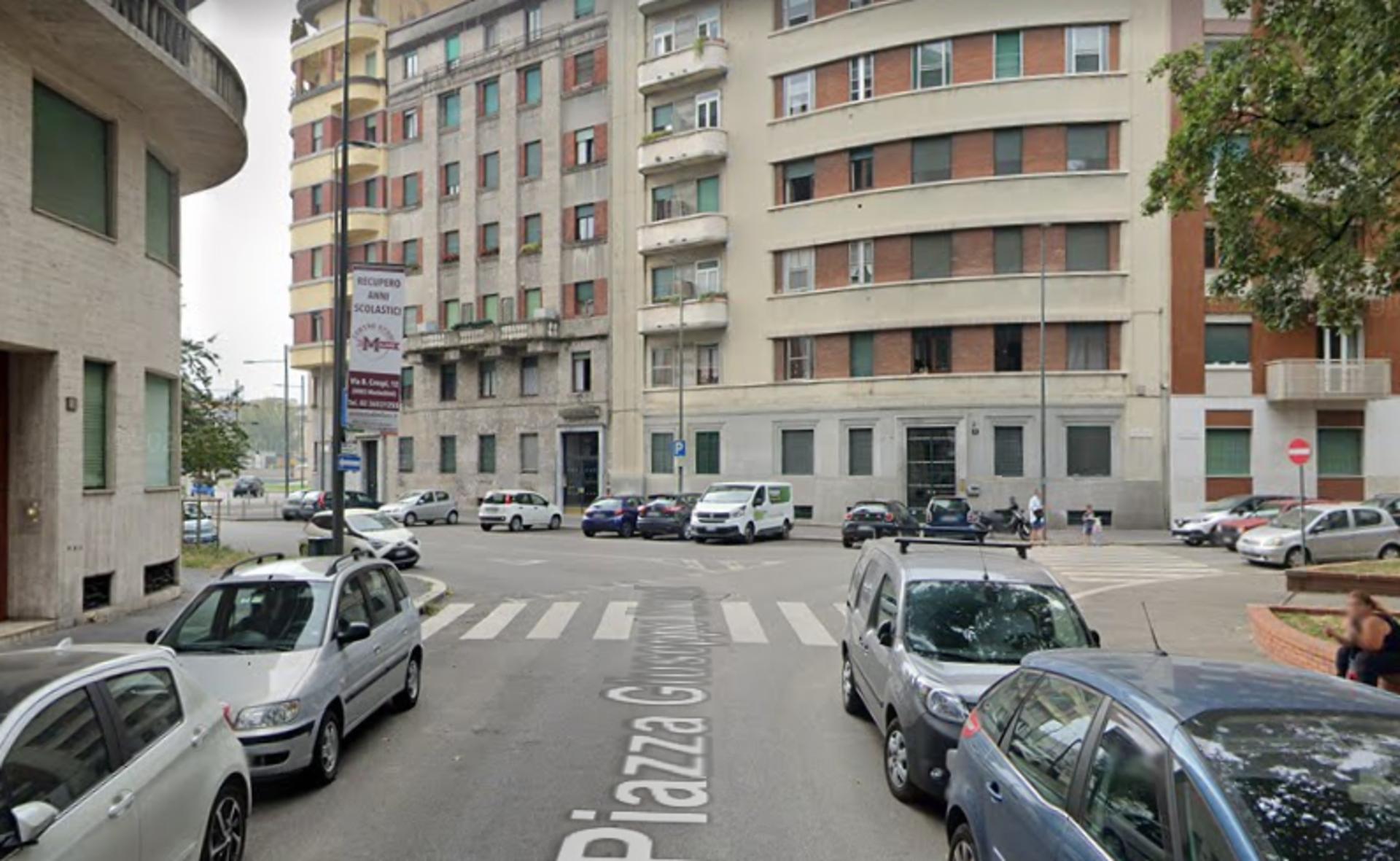 Impianto VERTICAL BANNER a Milano, in zona Shizen