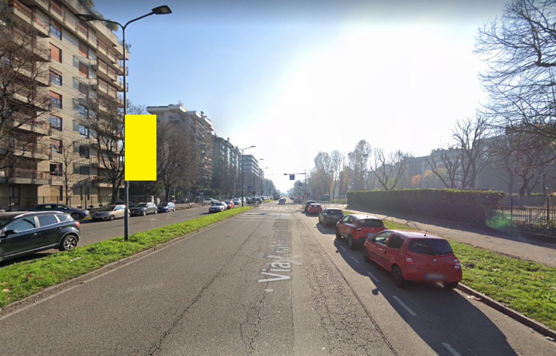 Impianto VERTICAL BANNER a Milano, in zona Il Ciliegino