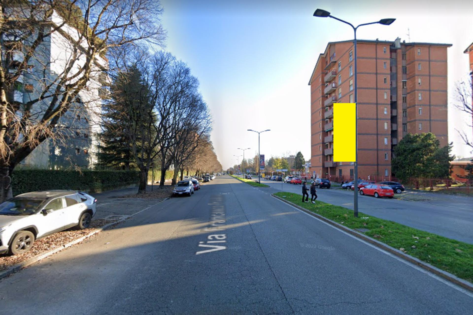 Impianto VERTICAL BANNER a Milano, in zona Runner store