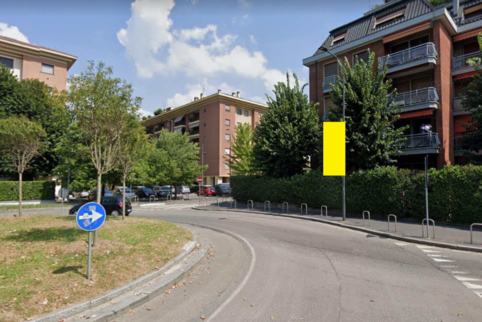 Impianto VERTICAL BANNER a Milano, in zona Antica Trattoria Lampugnano