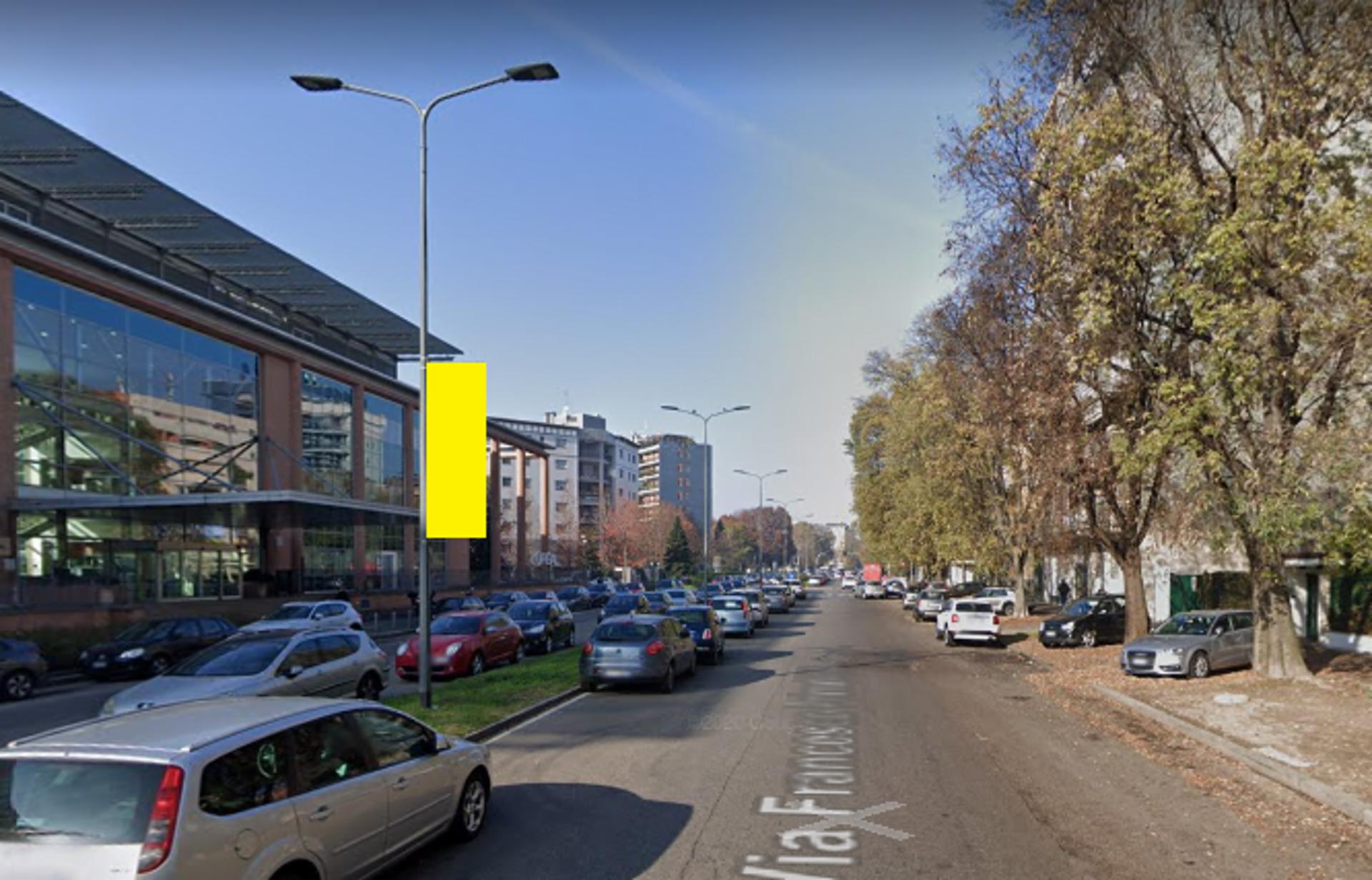 Impianto VERTICAL BANNER a Milano, in zona Runner store
