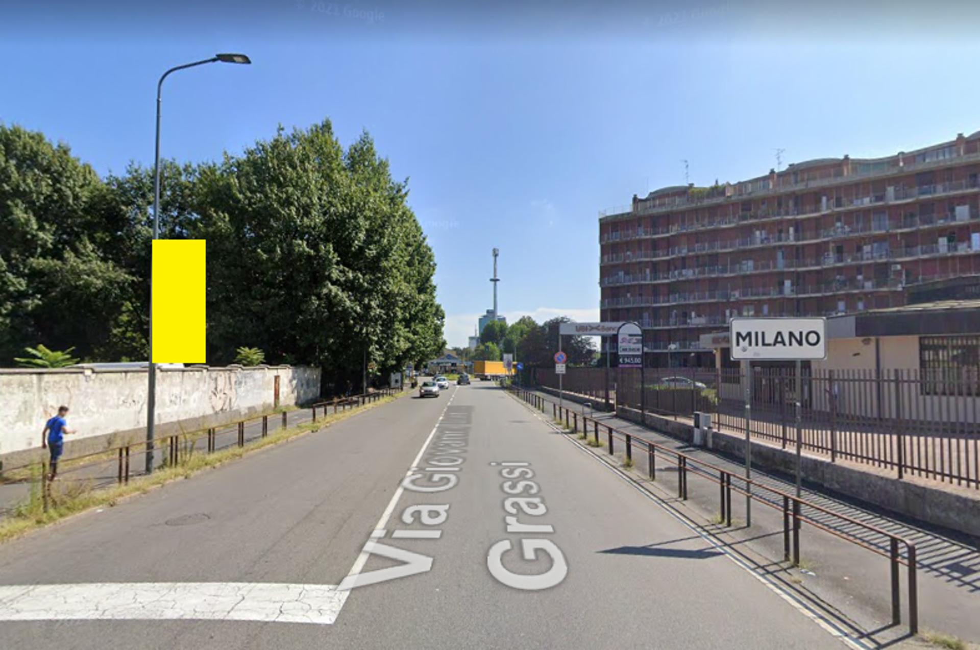 Impianto VERTICAL BANNER a Milano, in zona Chiosco Bibite