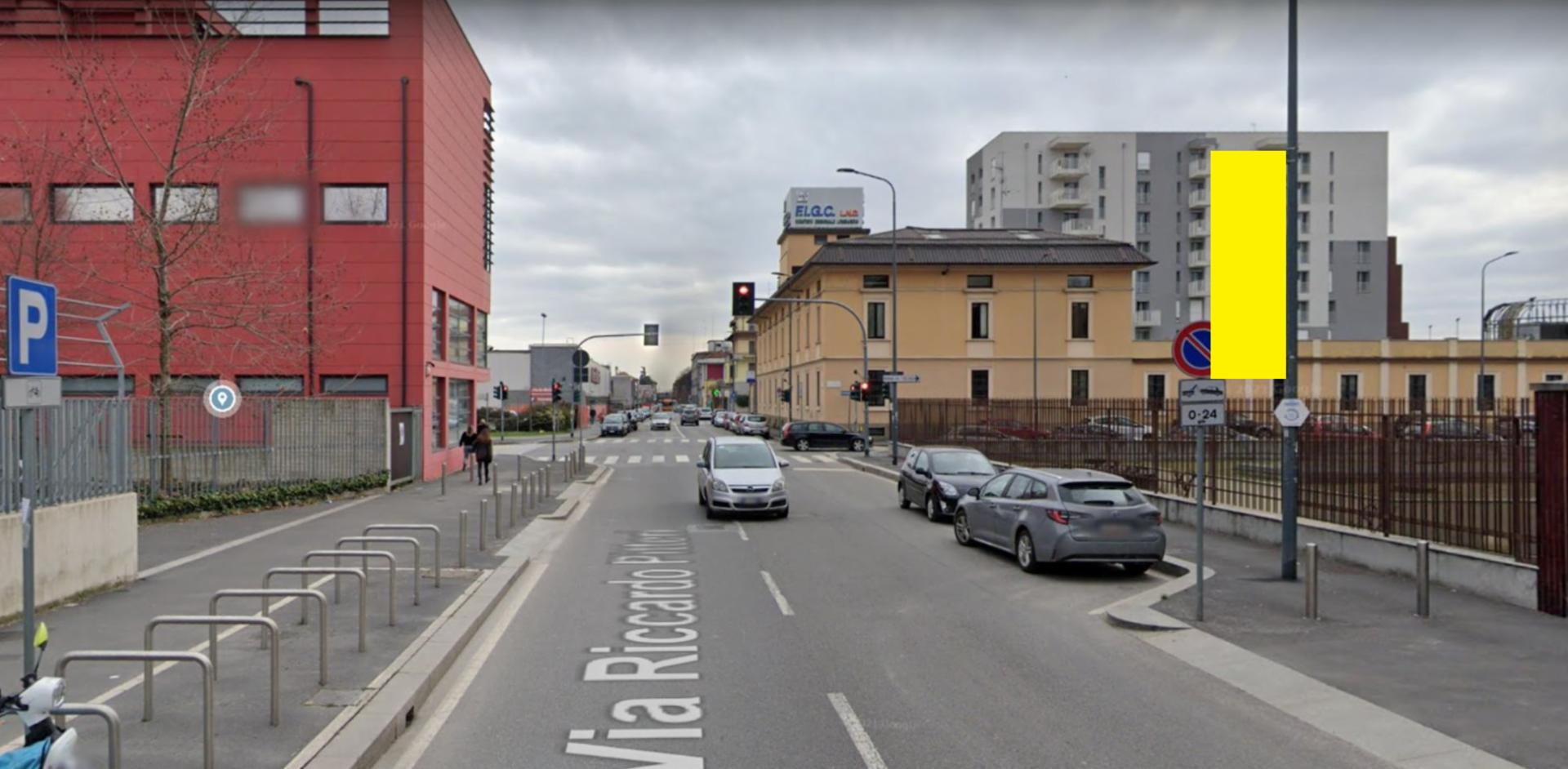 Impianto VERTICAL BANNER a Milano, in zona Ribs and beer