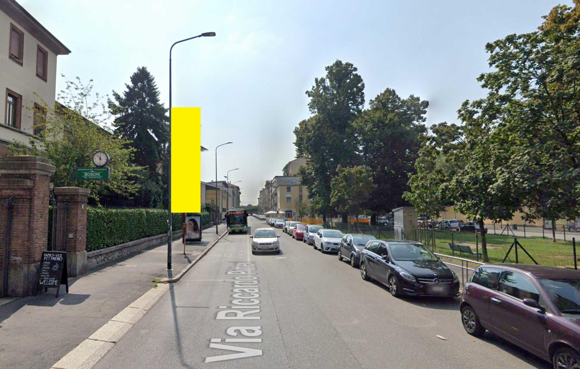 Impianto VERTICAL BANNER a Milano, in zona Martin Eat