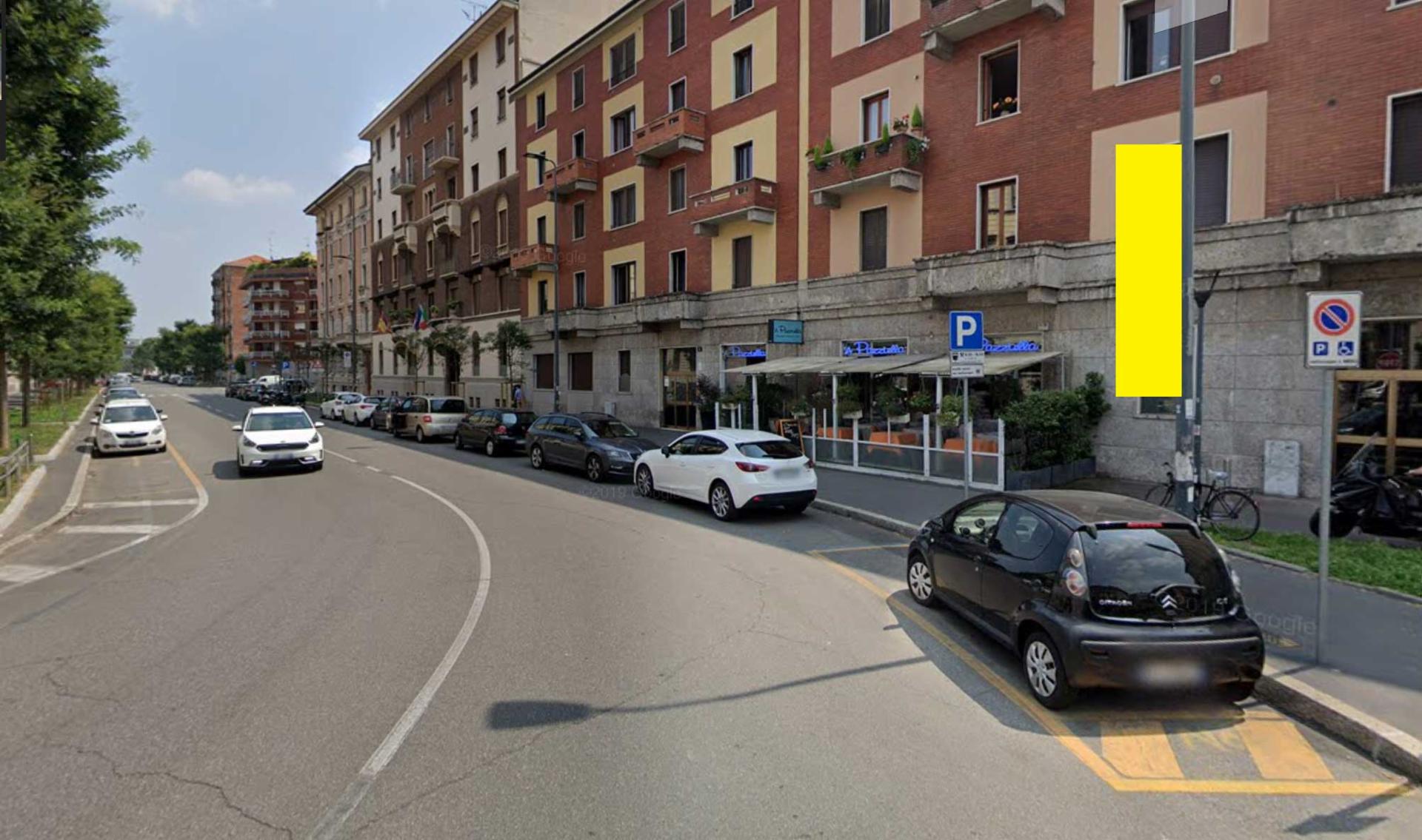 Impianto VERTICAL BANNER a Milano, in zona Operà