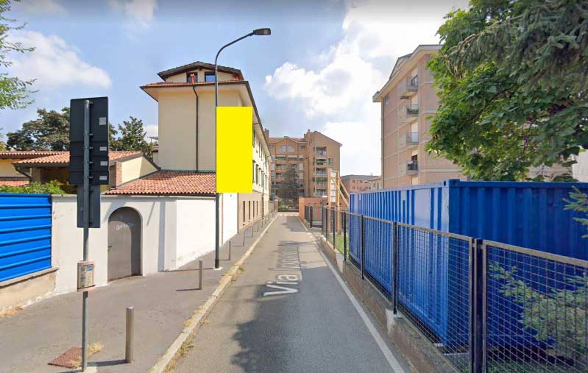 Impianto VERTICAL BANNER a Milano, in zona Antica Trattoria Lampugnano