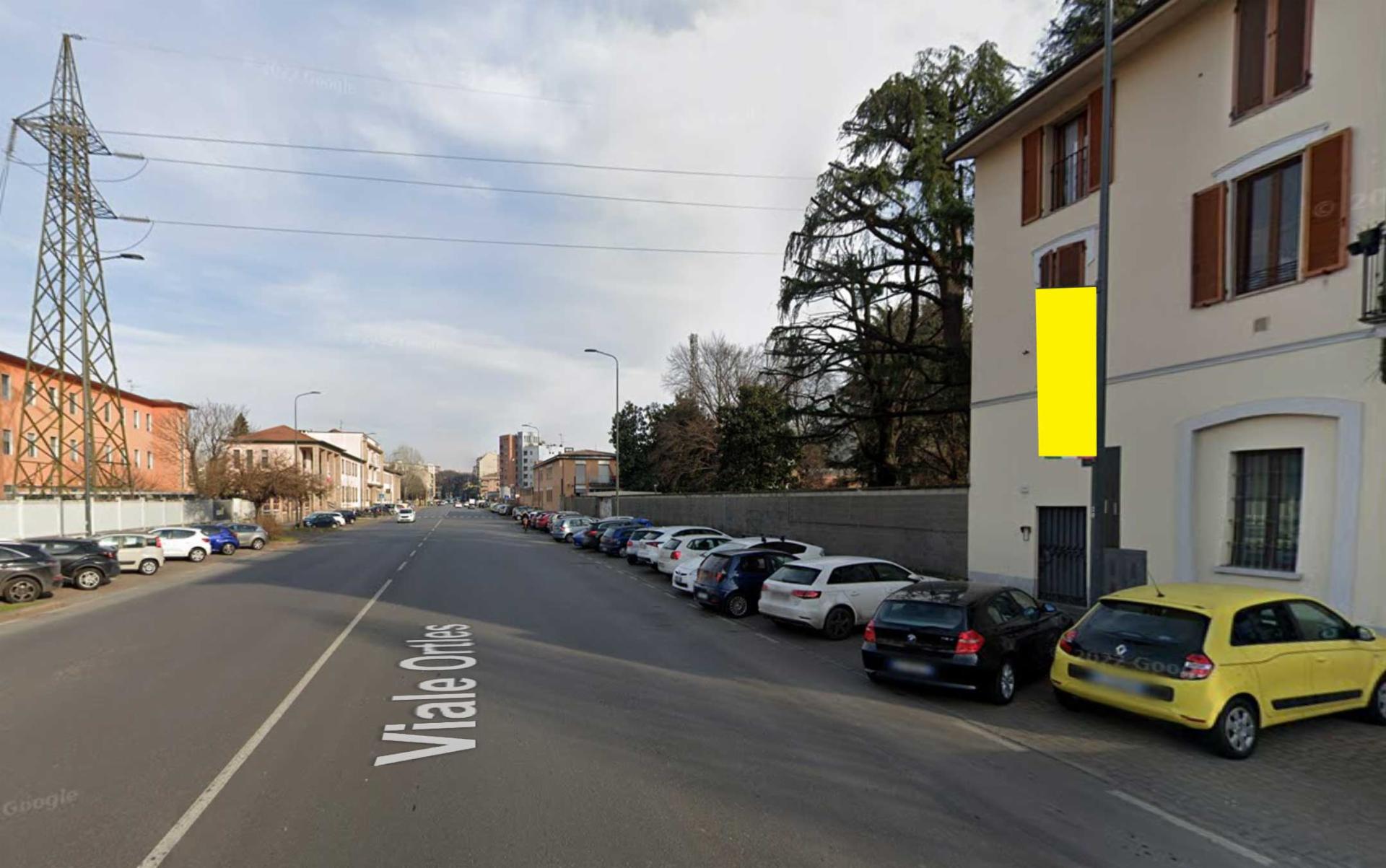 Impianto VERTICAL BANNER a Milano, in zona Bar Luce