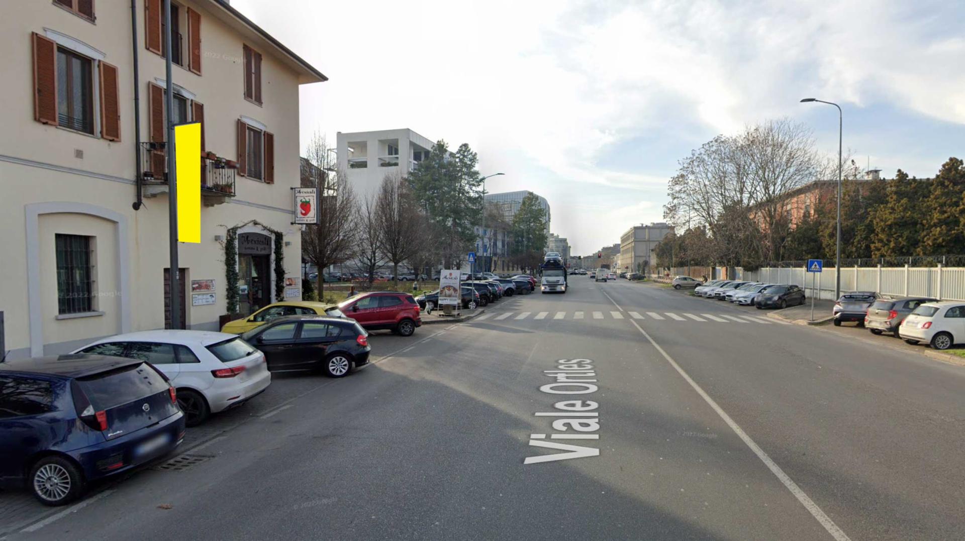 Impianto VERTICAL BANNER a Milano, in zona Bar Luce