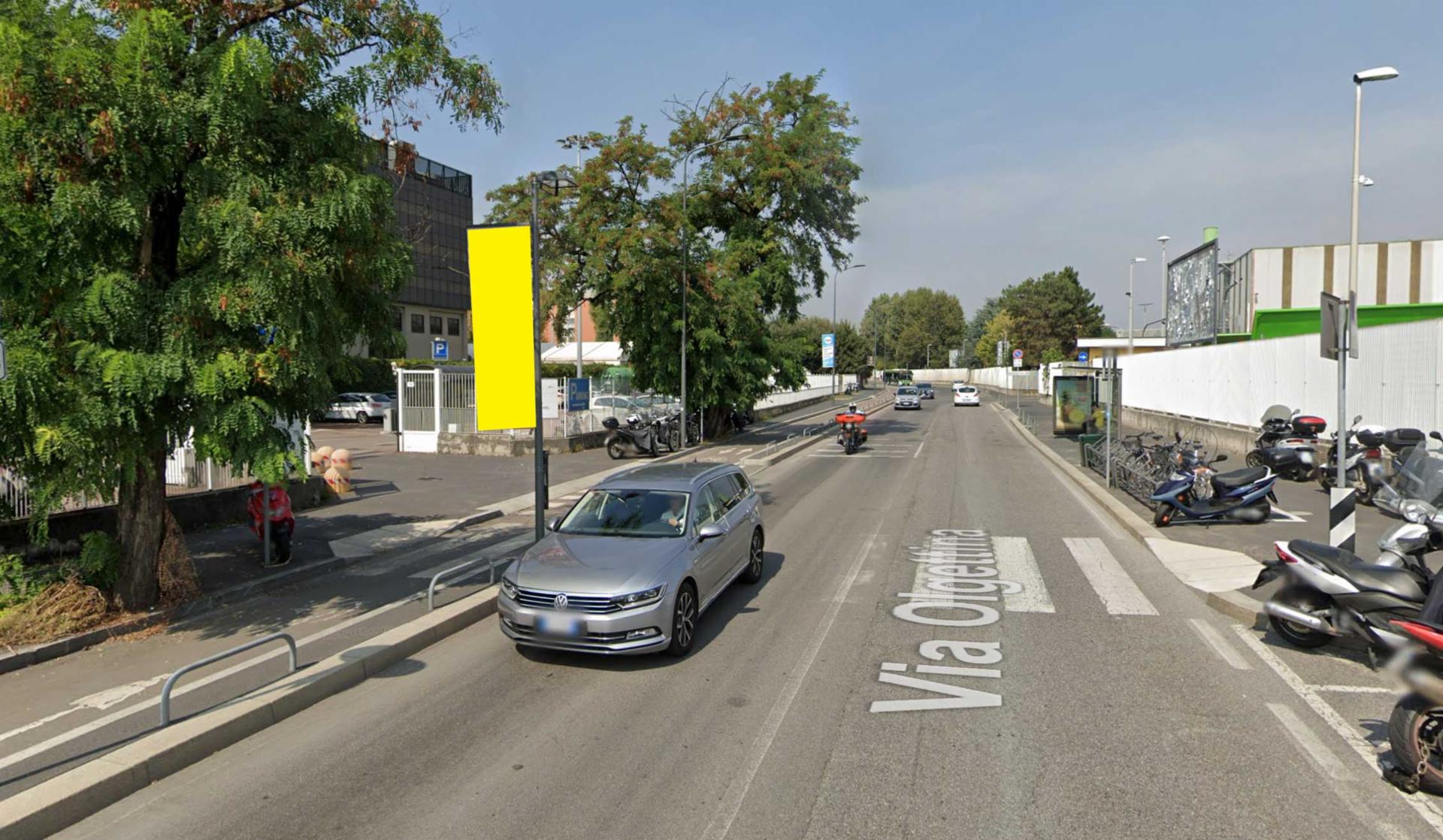 Impianto VERTICAL BANNER a Milano, in zona Mondadori