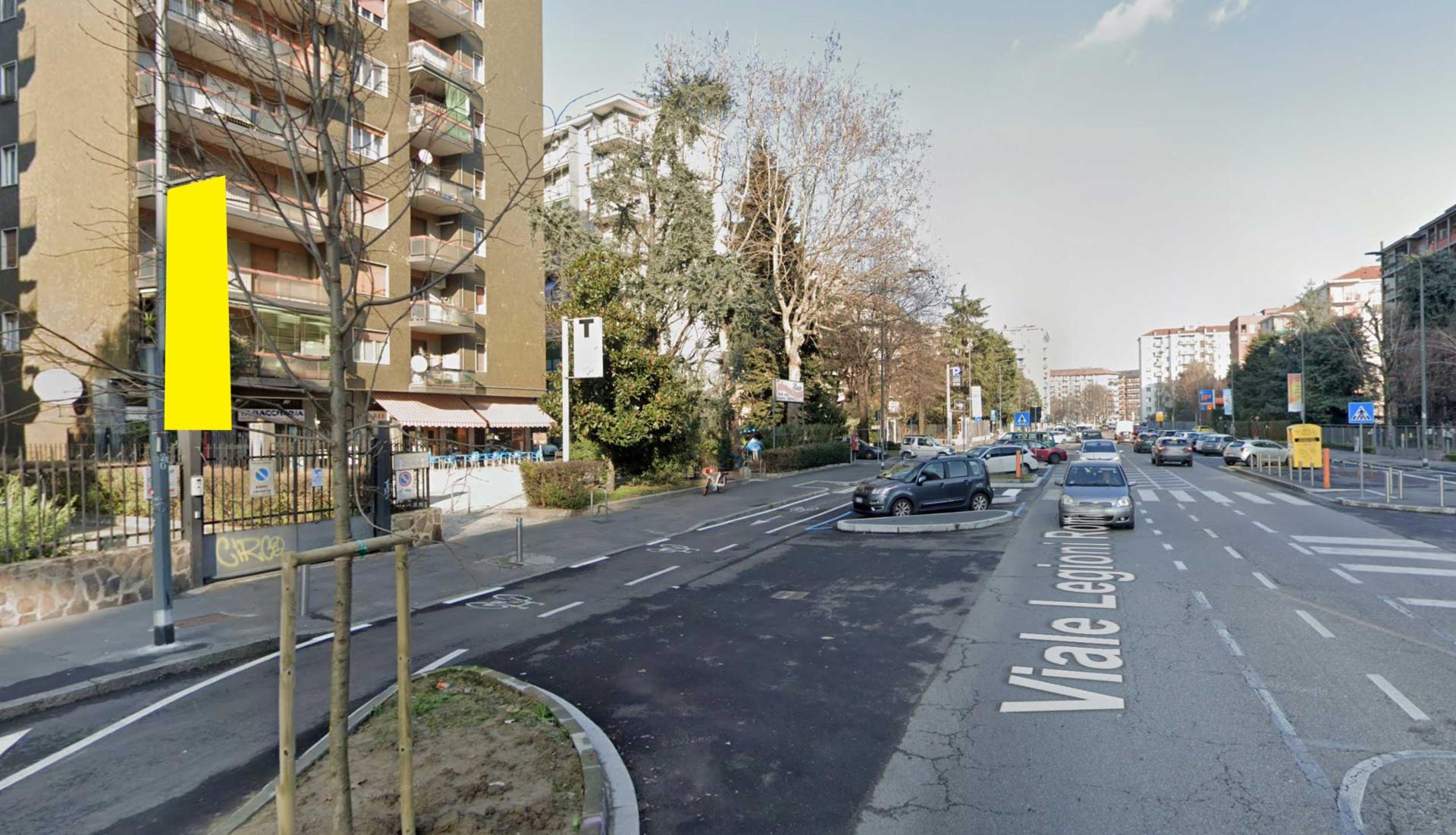 Impianto VERTICAL BANNER a Milano, in zona Rosario acconciature uomo