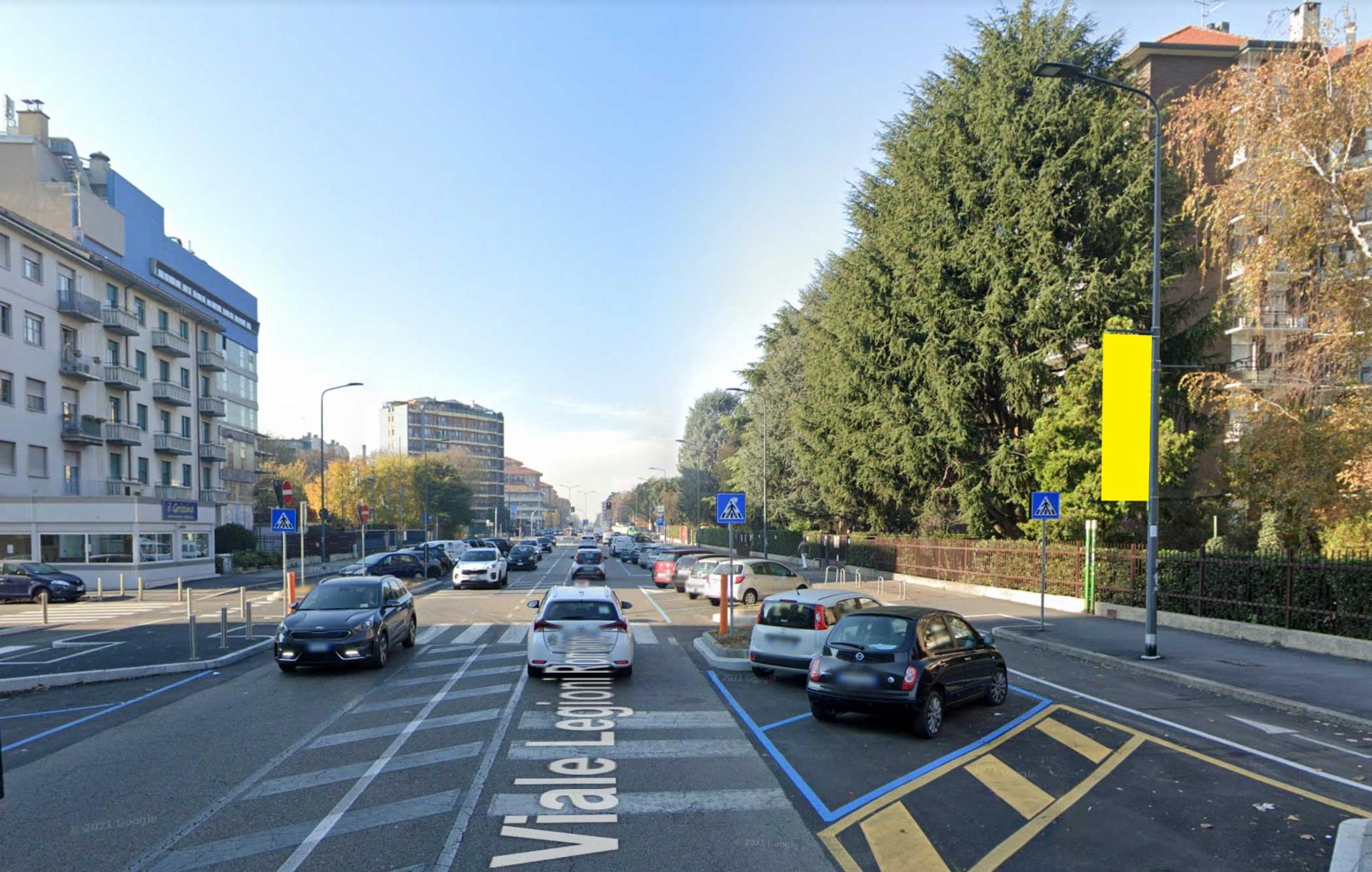 Impianto VERTICAL BANNER a Milano, in zona Rosario acconciature uomo