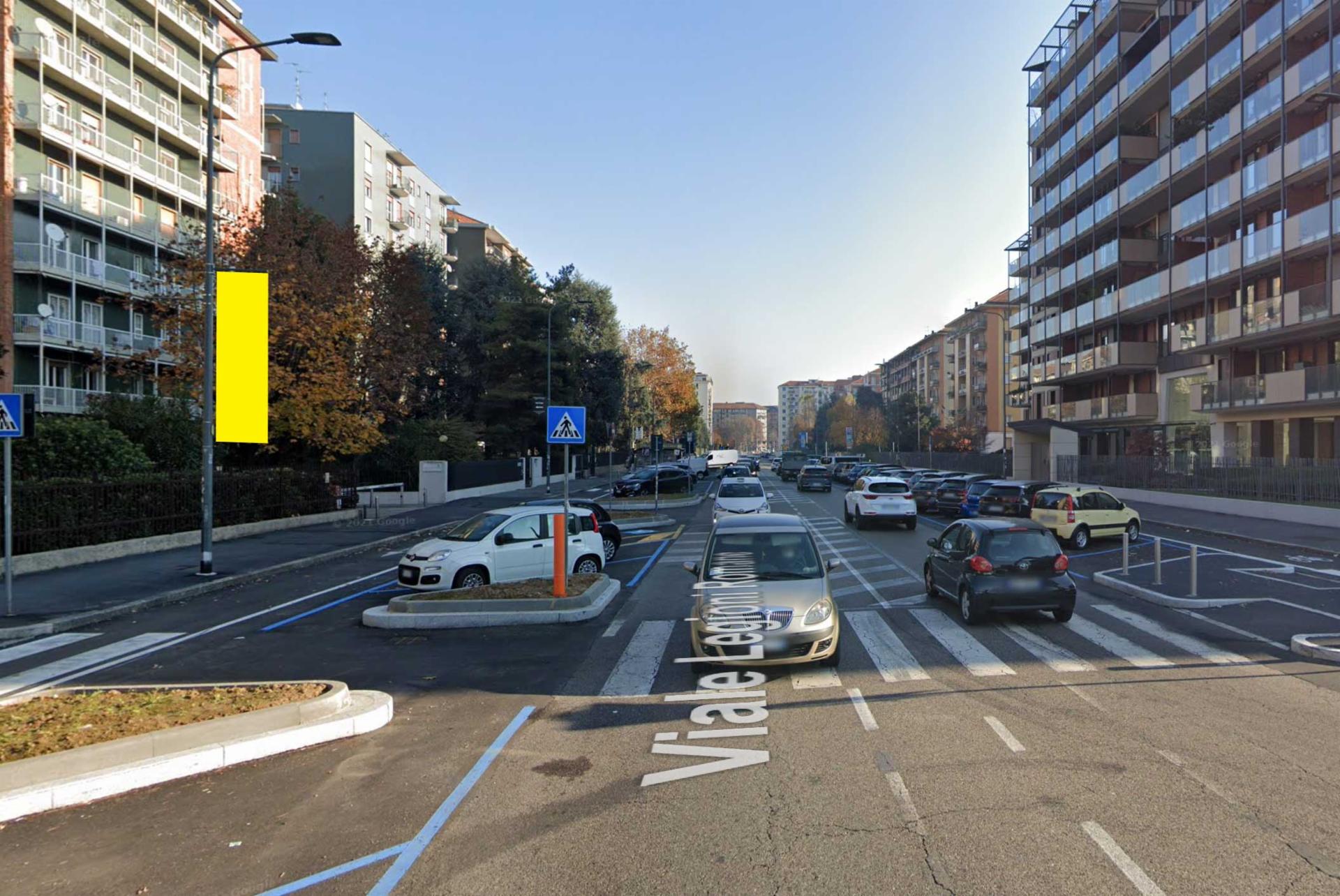 Impianto VERTICAL BANNER a Milano, in zona Rosario acconciature uomo