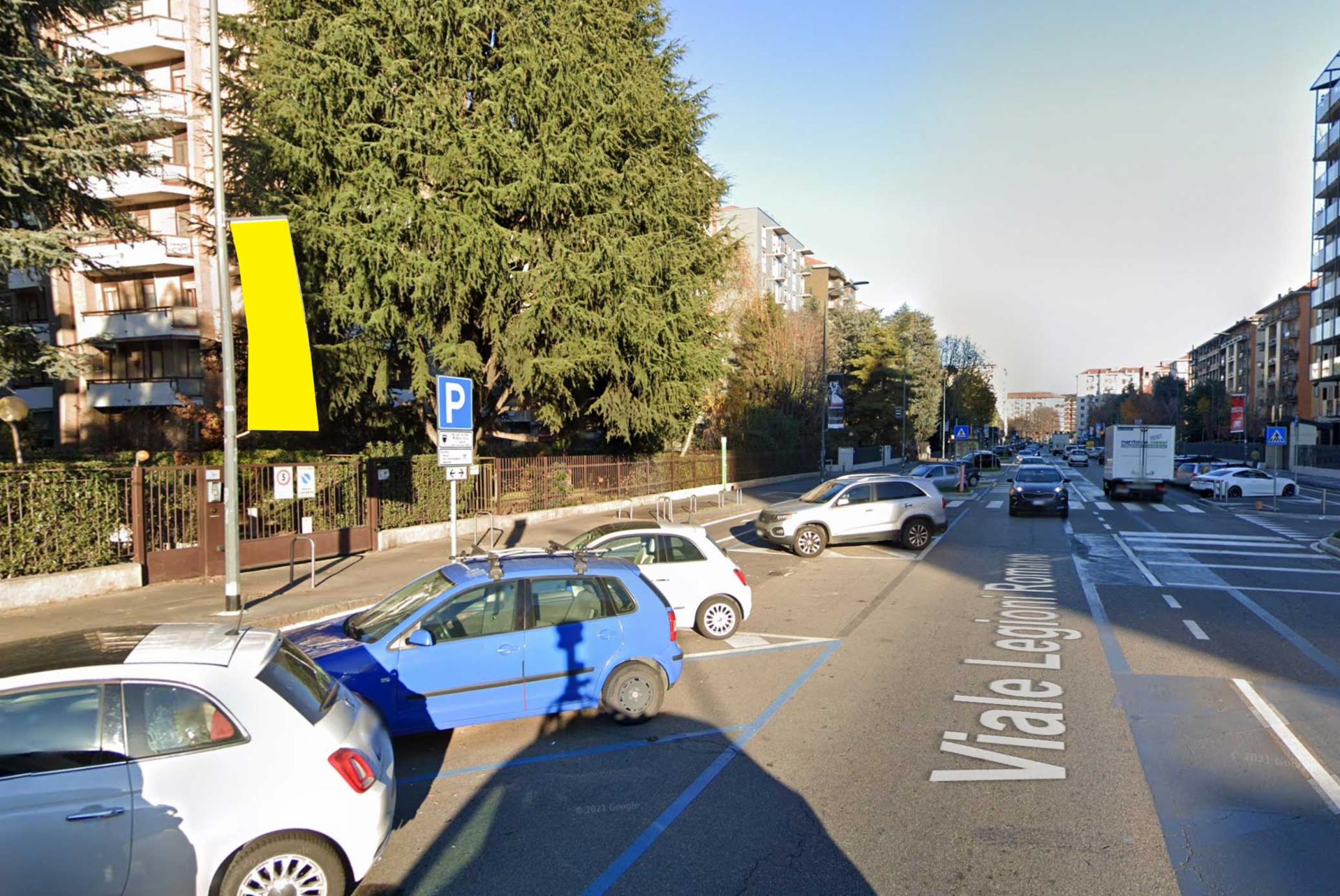 Impianto VERTICAL BANNER a Milano, in zona Rosario acconciature uomo