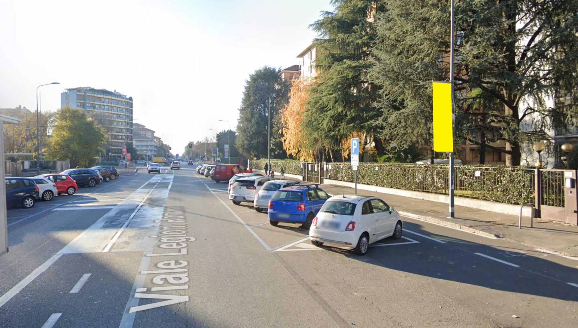 Impianto VERTICAL BANNER a Milano, in zona Rosario acconciature uomo