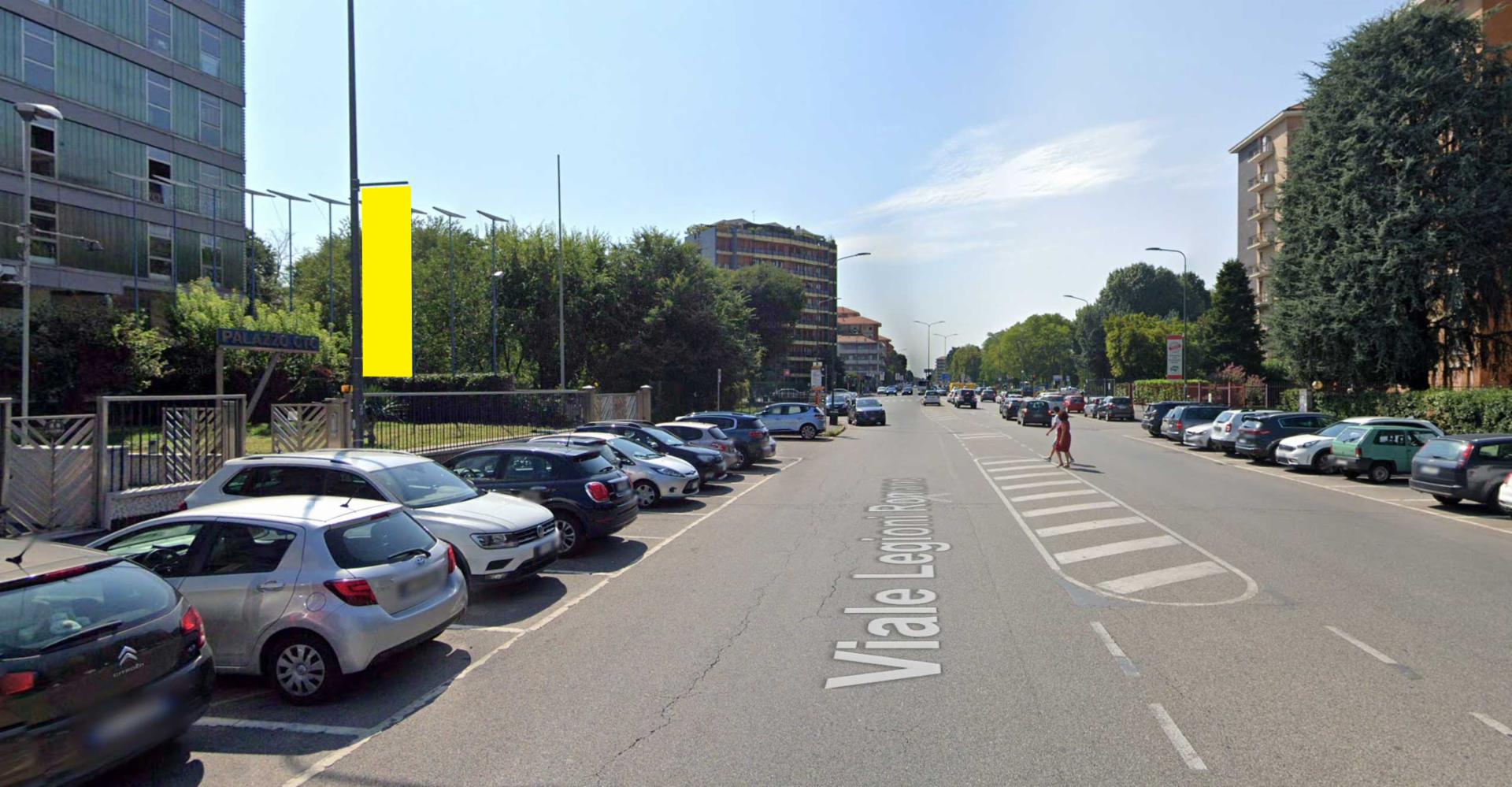 Impianto VERTICAL BANNER a Milano, in zona Rosario acconciature uomo